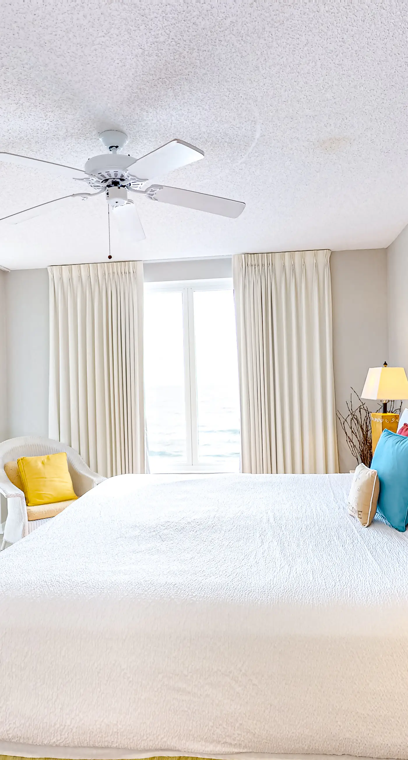 Cozy beachfront condo with beach service, pool & hot tub, near shopping & dining