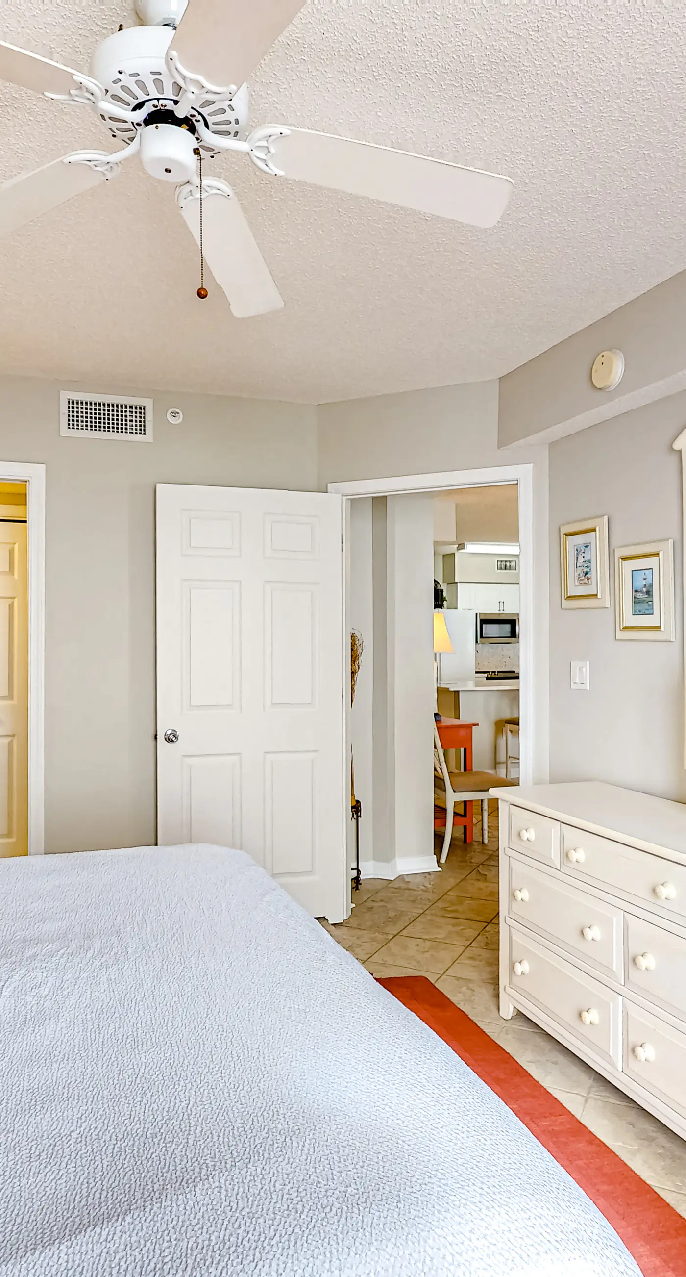 Cozy beachfront condo with beach service, pool & hot tub, near shopping & dining