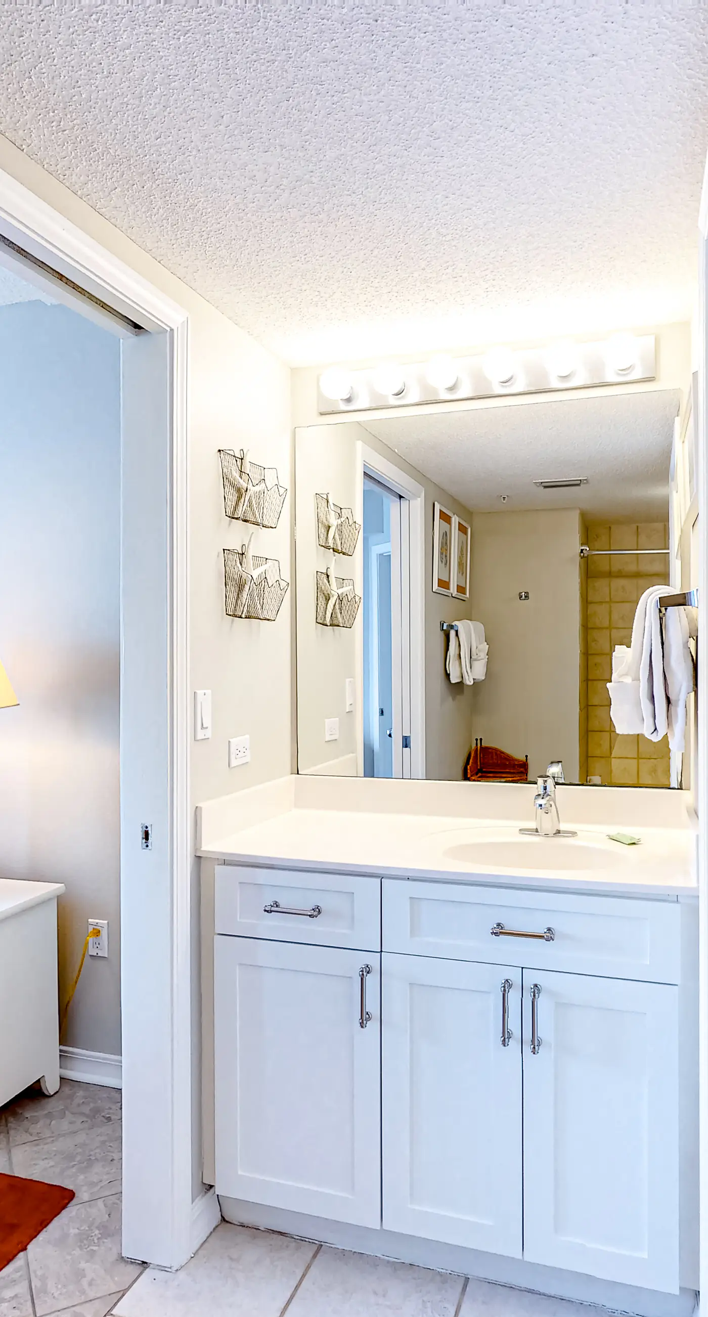 Cozy beachfront condo with beach service, pool & hot tub, near shopping & dining