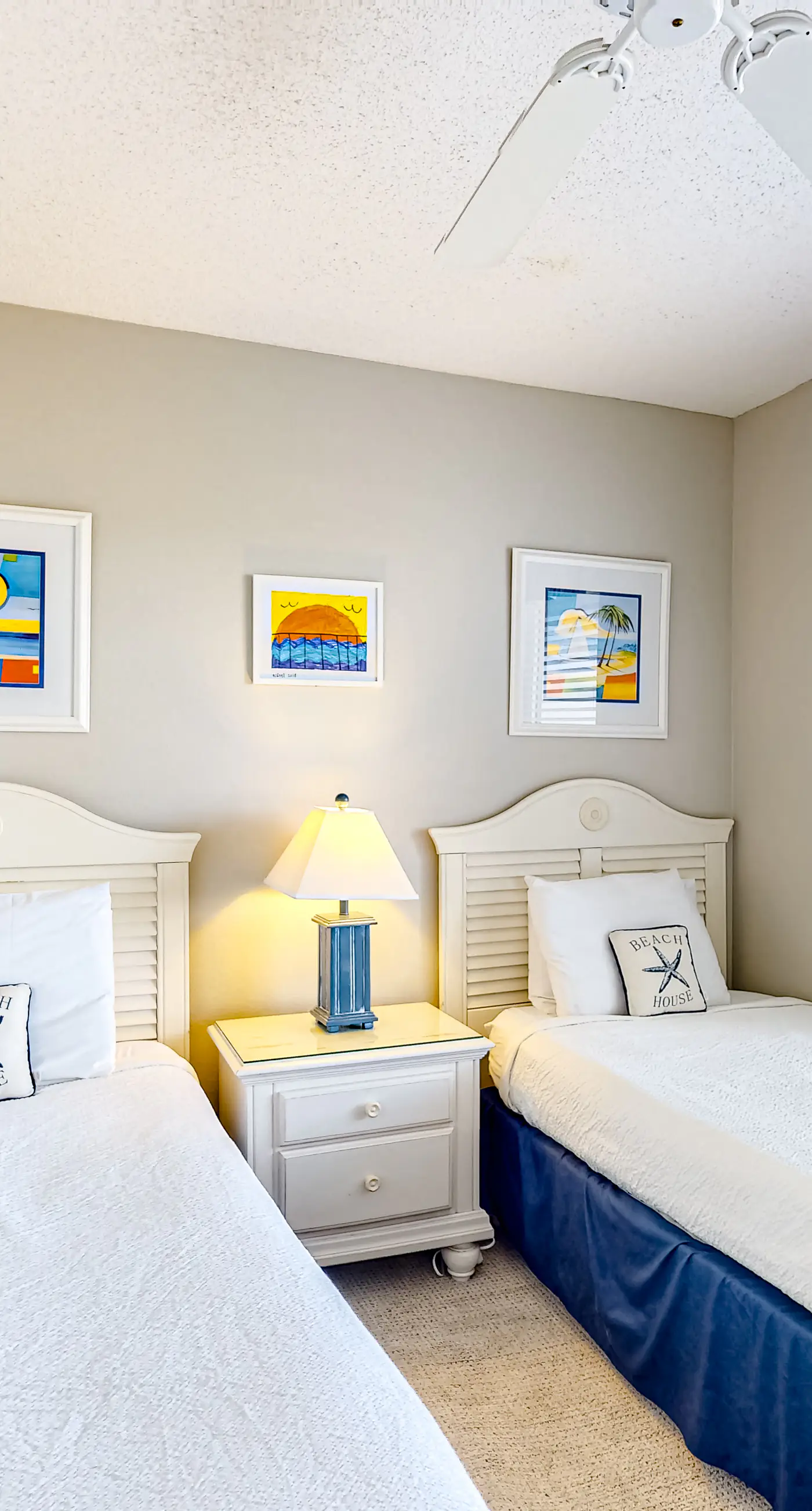 Cozy beachfront condo with beach service, pool & hot tub, near shopping & dining