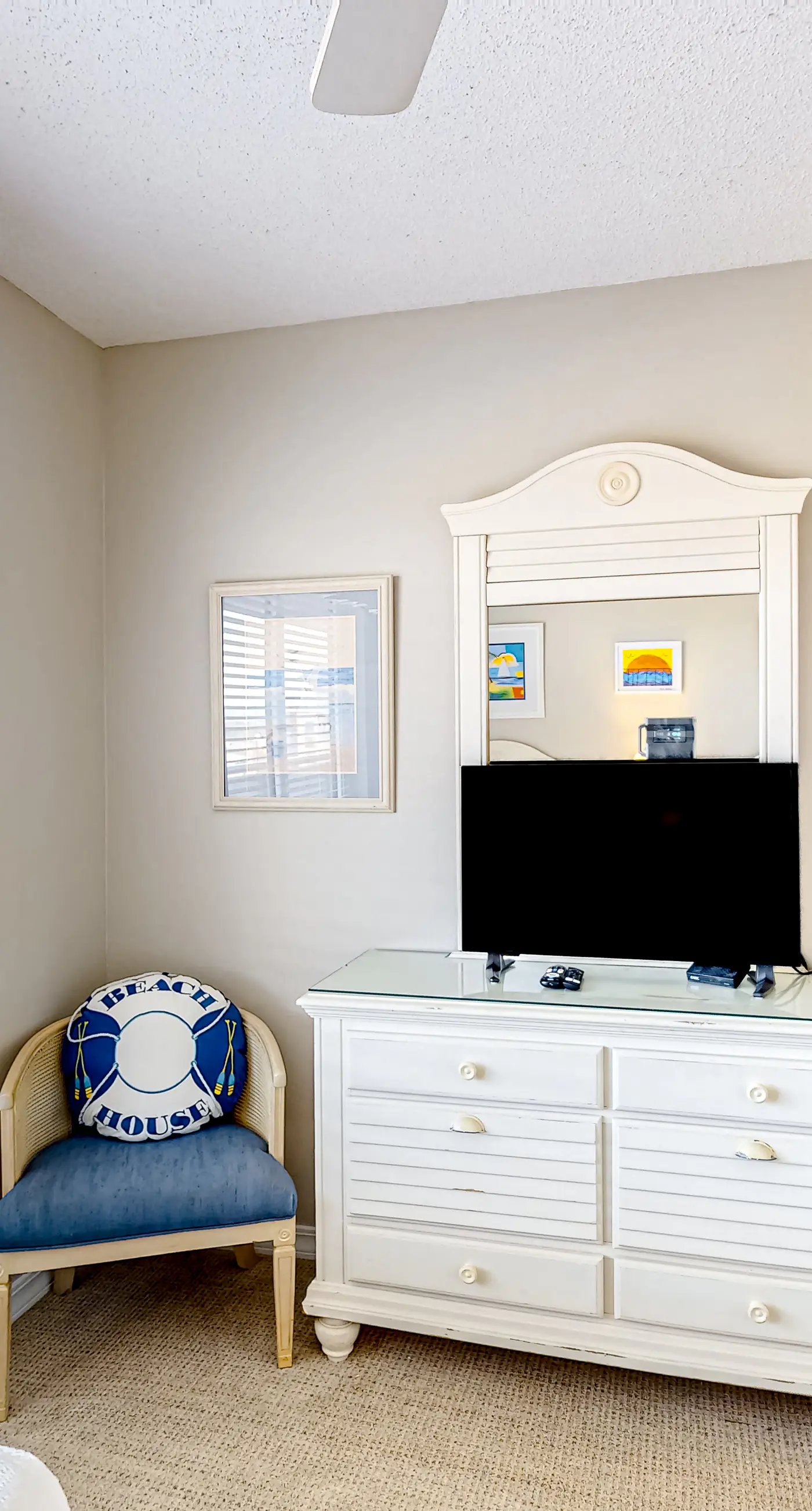 Cozy beachfront condo with beach service, pool & hot tub, near shopping & dining