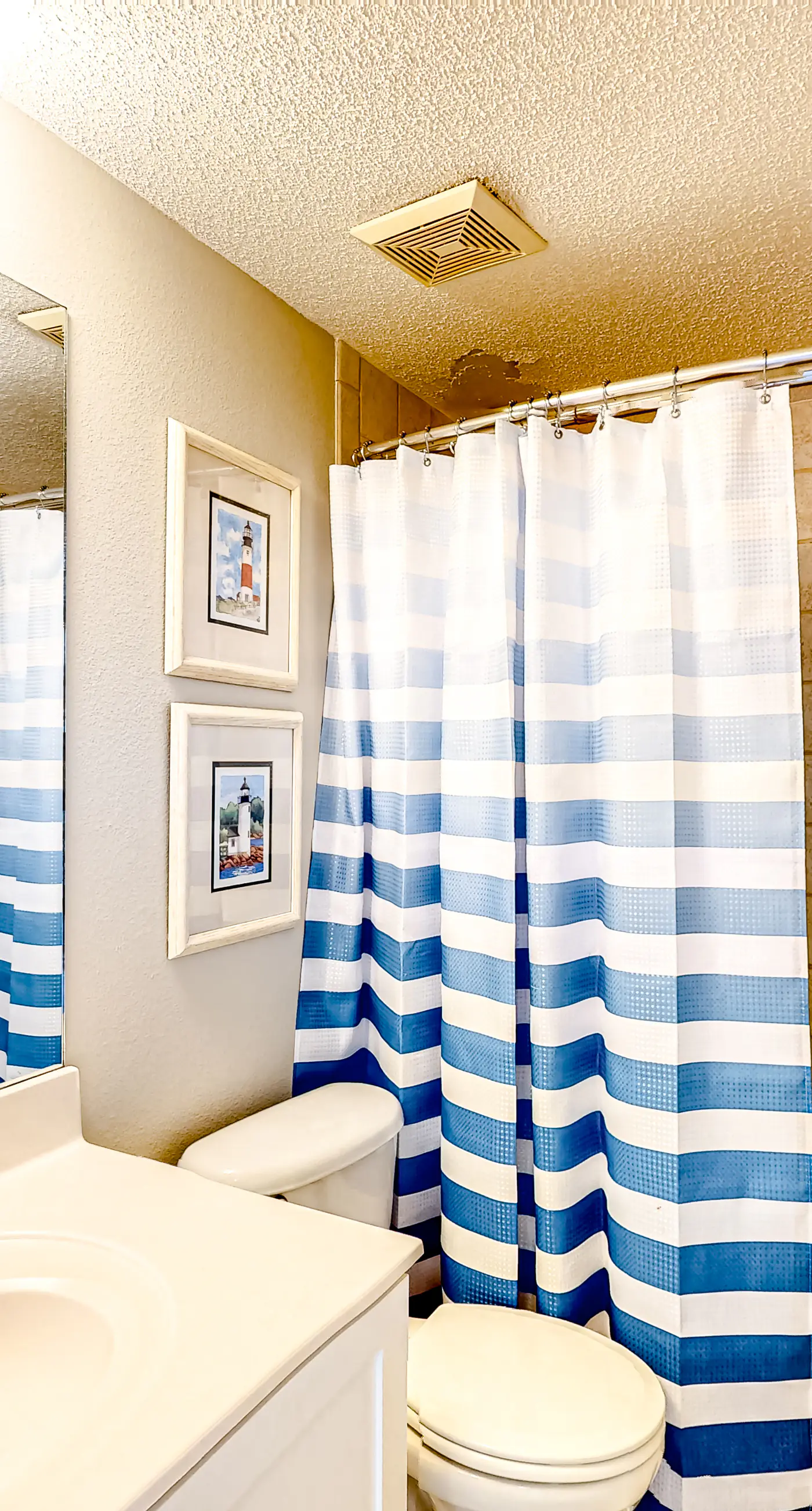 Cozy beachfront condo with beach service, pool & hot tub, near shopping & dining