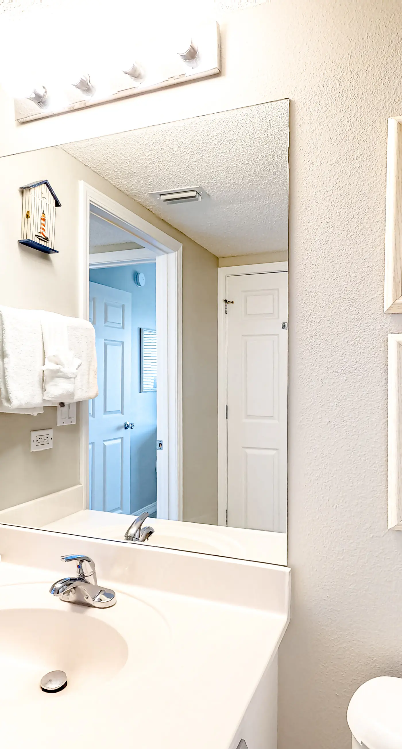 Cozy beachfront condo with beach service, pool & hot tub, near shopping & dining