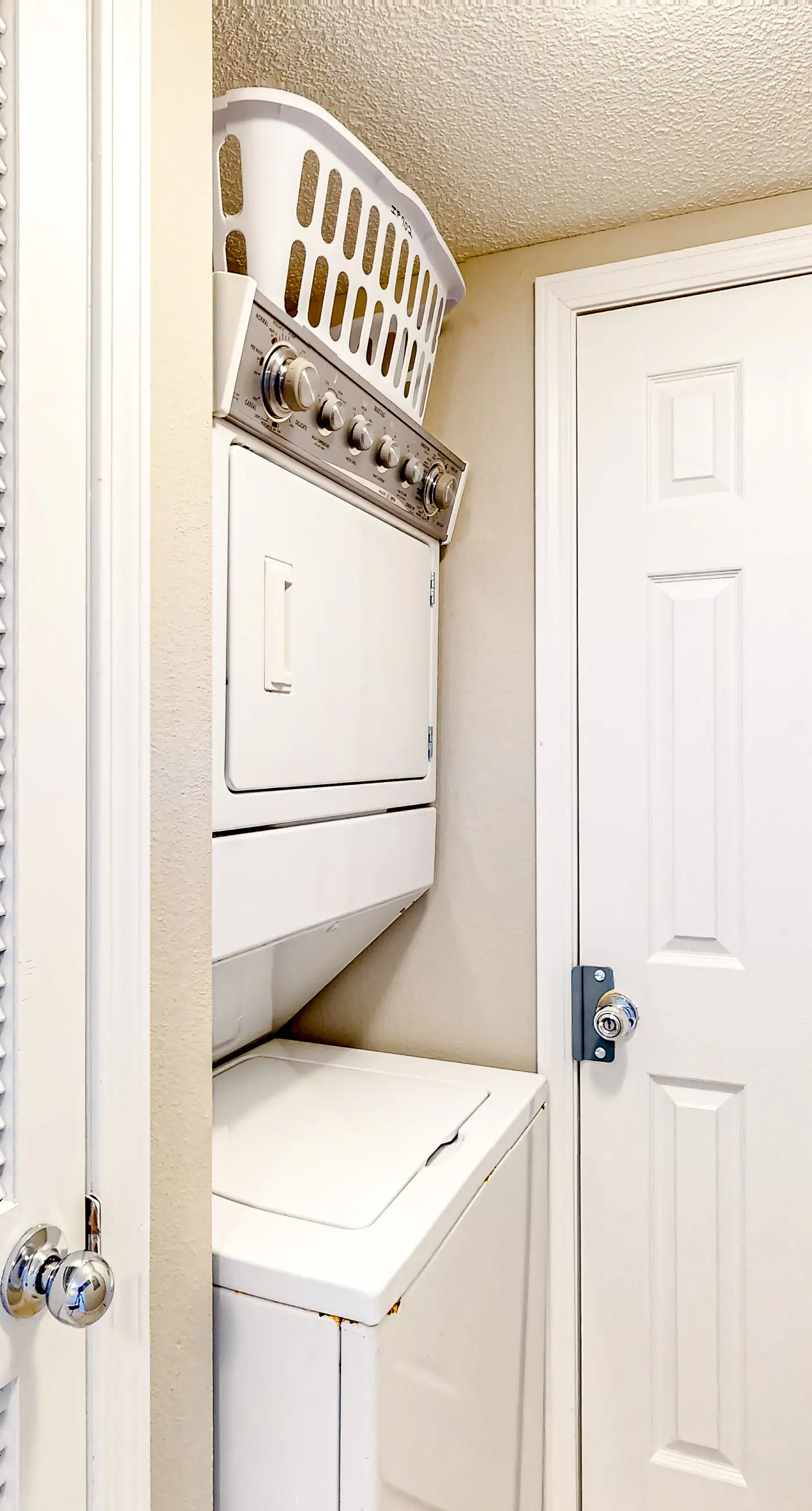 Cozy beachfront condo with beach service, pool & hot tub, near shopping & dining
