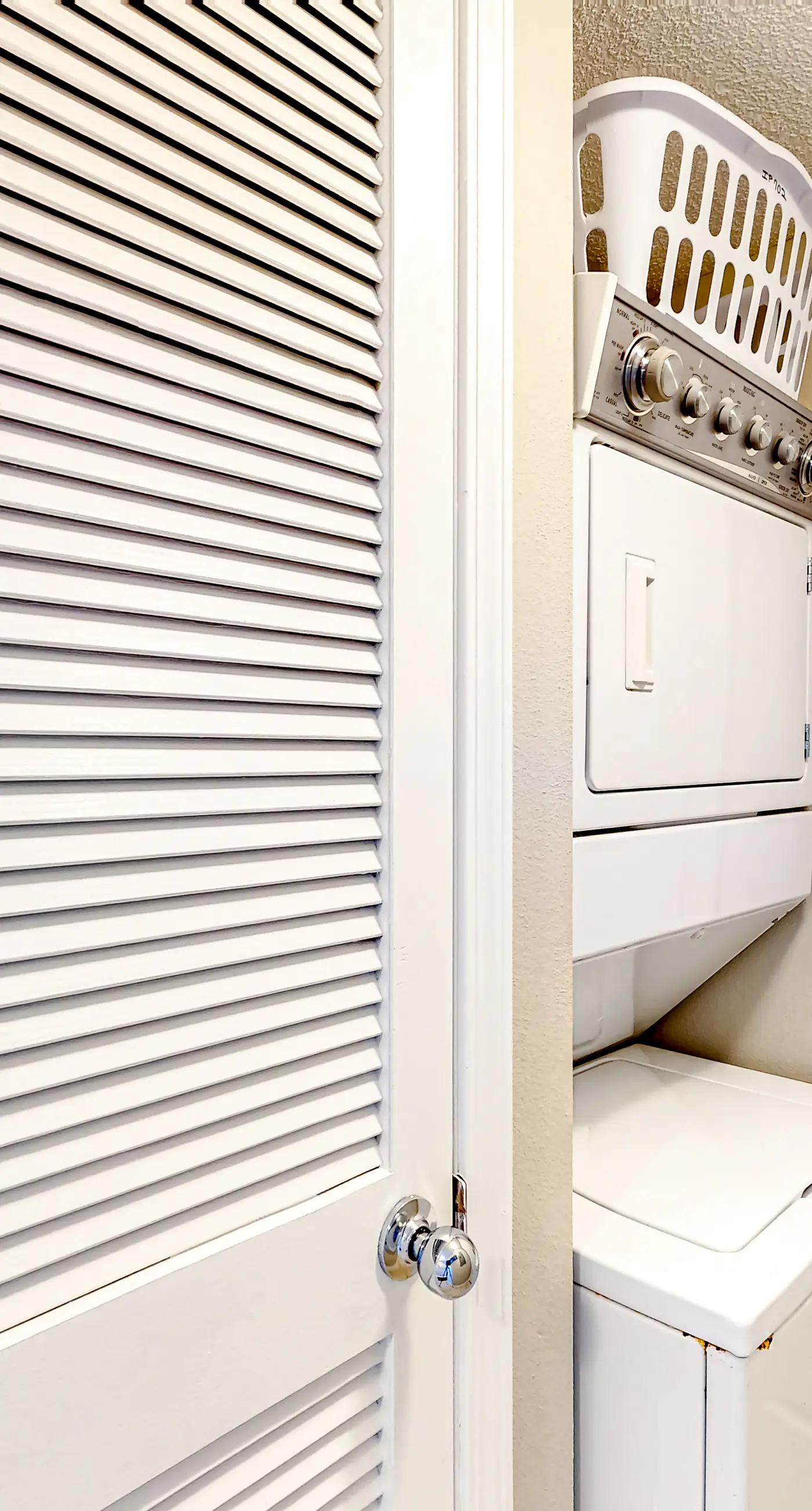 Cozy beachfront condo with beach service, pool & hot tub, near shopping & dining