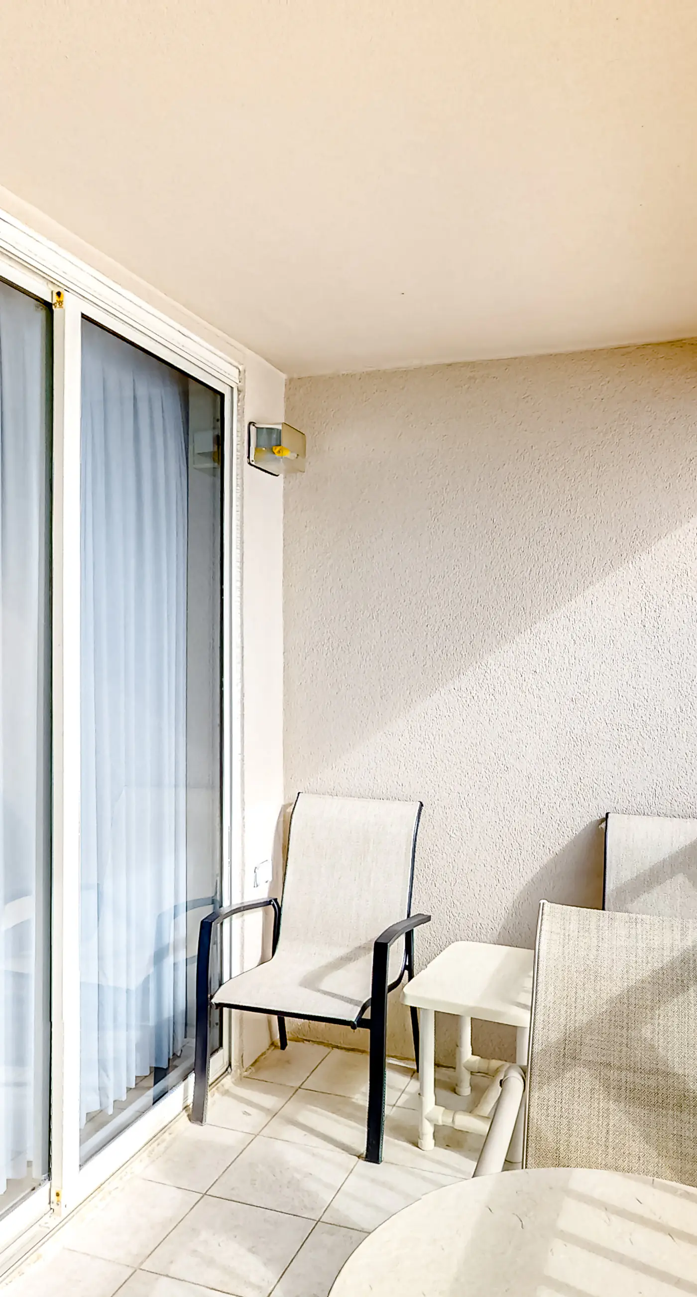Cozy beachfront condo with beach service, pool & hot tub, near shopping & dining