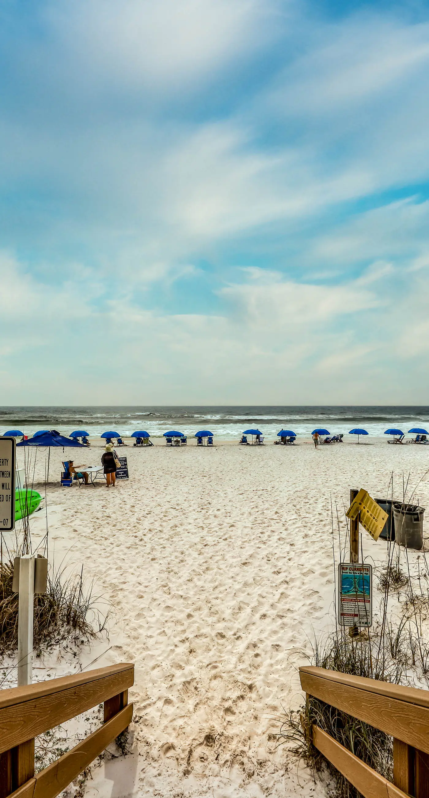 Cozy beachfront condo with beach service, pool & hot tub, near shopping & dining