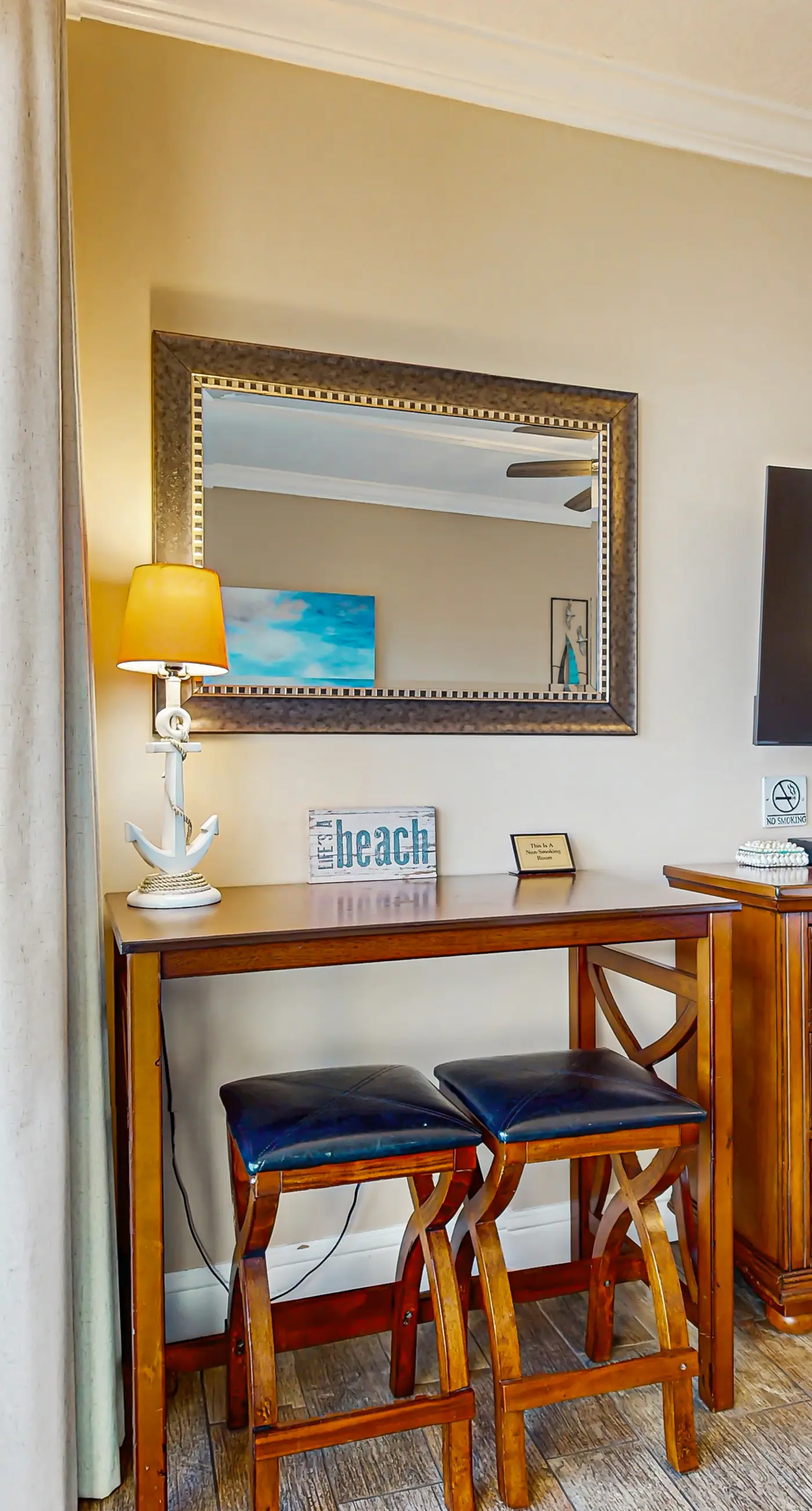 Comfy studio suite with pool & picnic area - snowbird-friendly