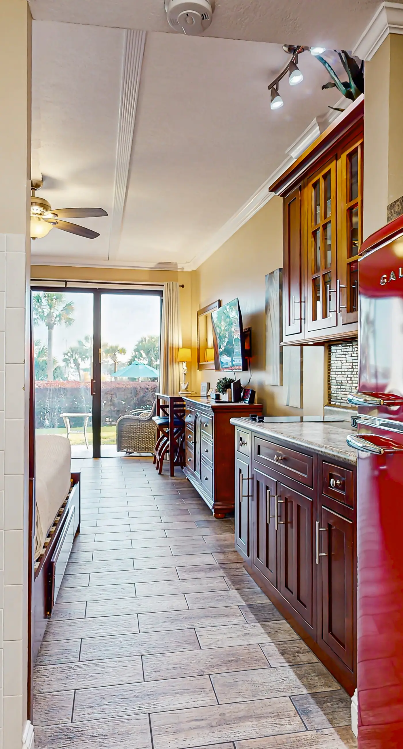 Comfy studio suite with pool & picnic area - snowbird-friendly