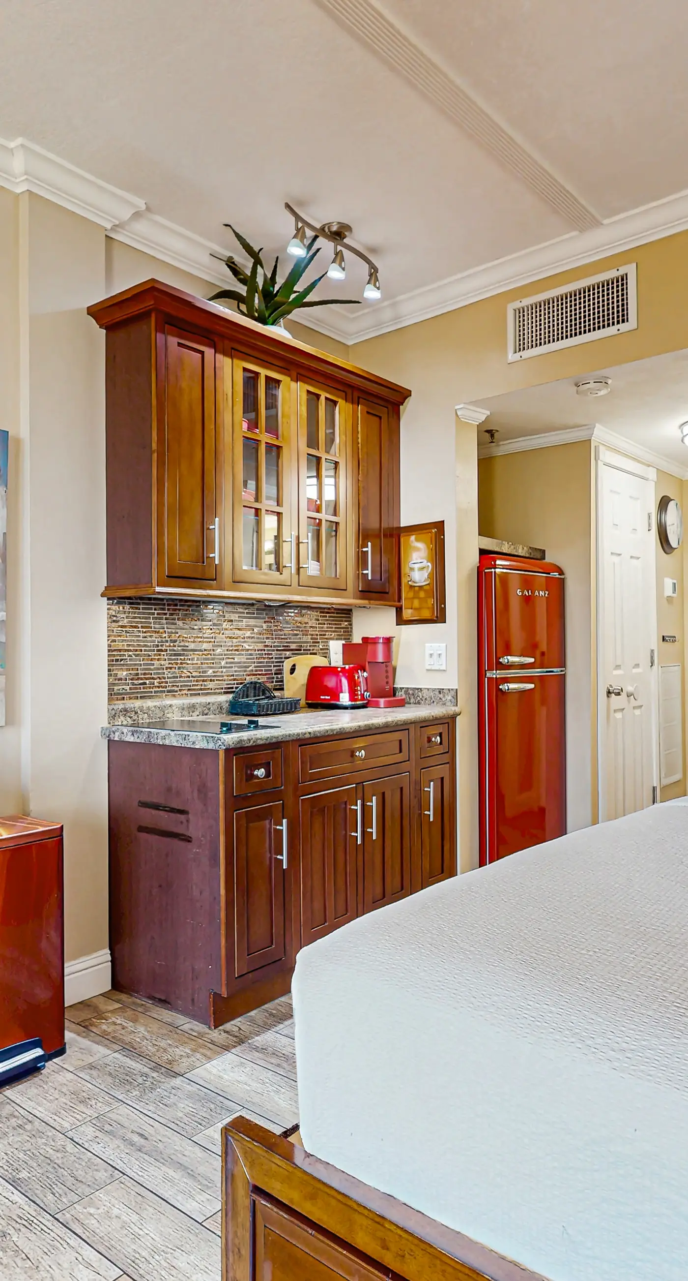 Comfy studio suite with pool & picnic area - snowbird-friendly