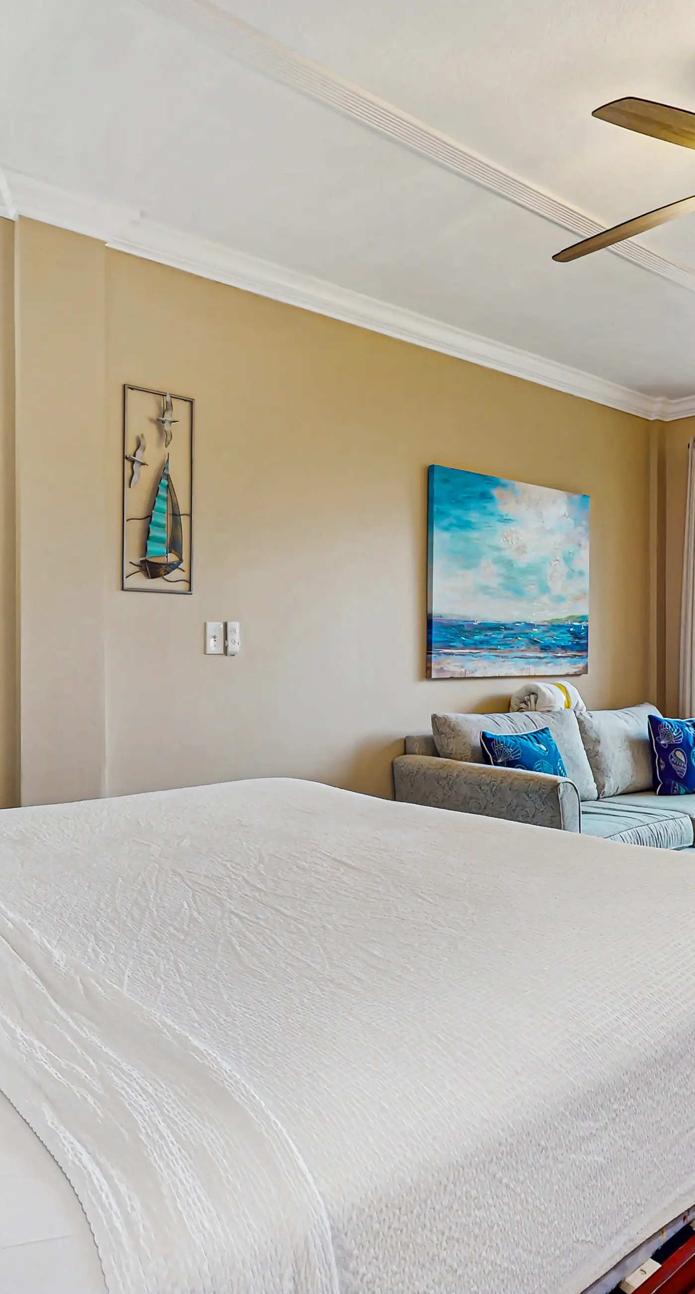 Comfy studio suite with pool & picnic area - snowbird-friendly