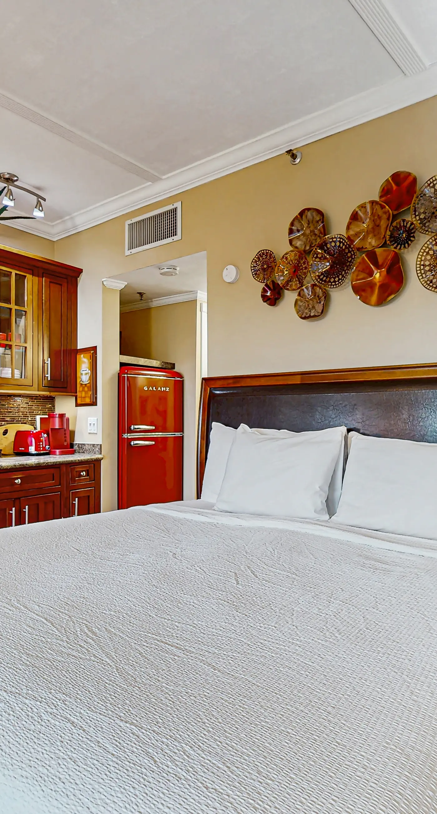 Comfy studio suite with pool & picnic area - snowbird-friendly