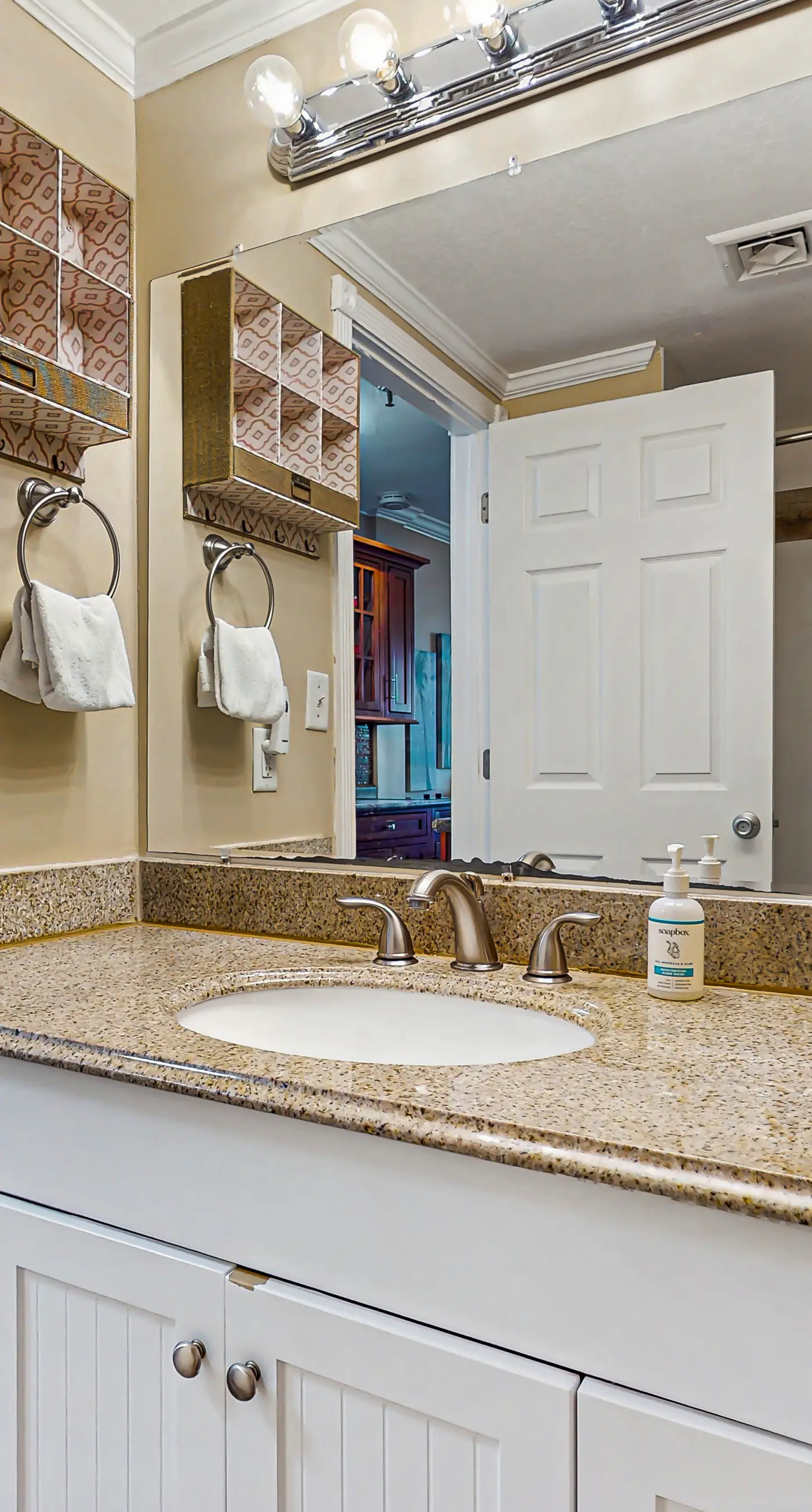 Comfy studio suite with pool & picnic area - snowbird-friendly