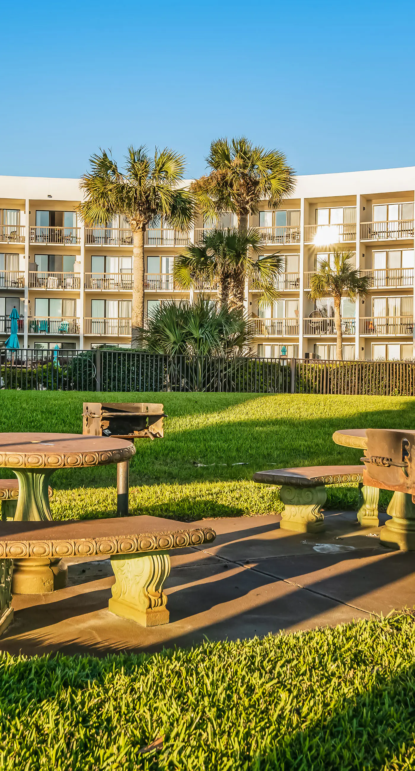 Comfy studio suite with pool & picnic area - snowbird-friendly