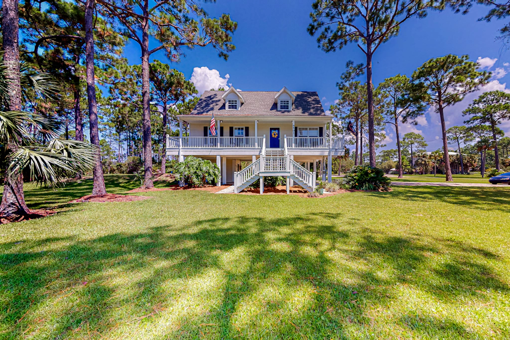 Inviting home near the beach with large decks & charming interior - dog-friendly