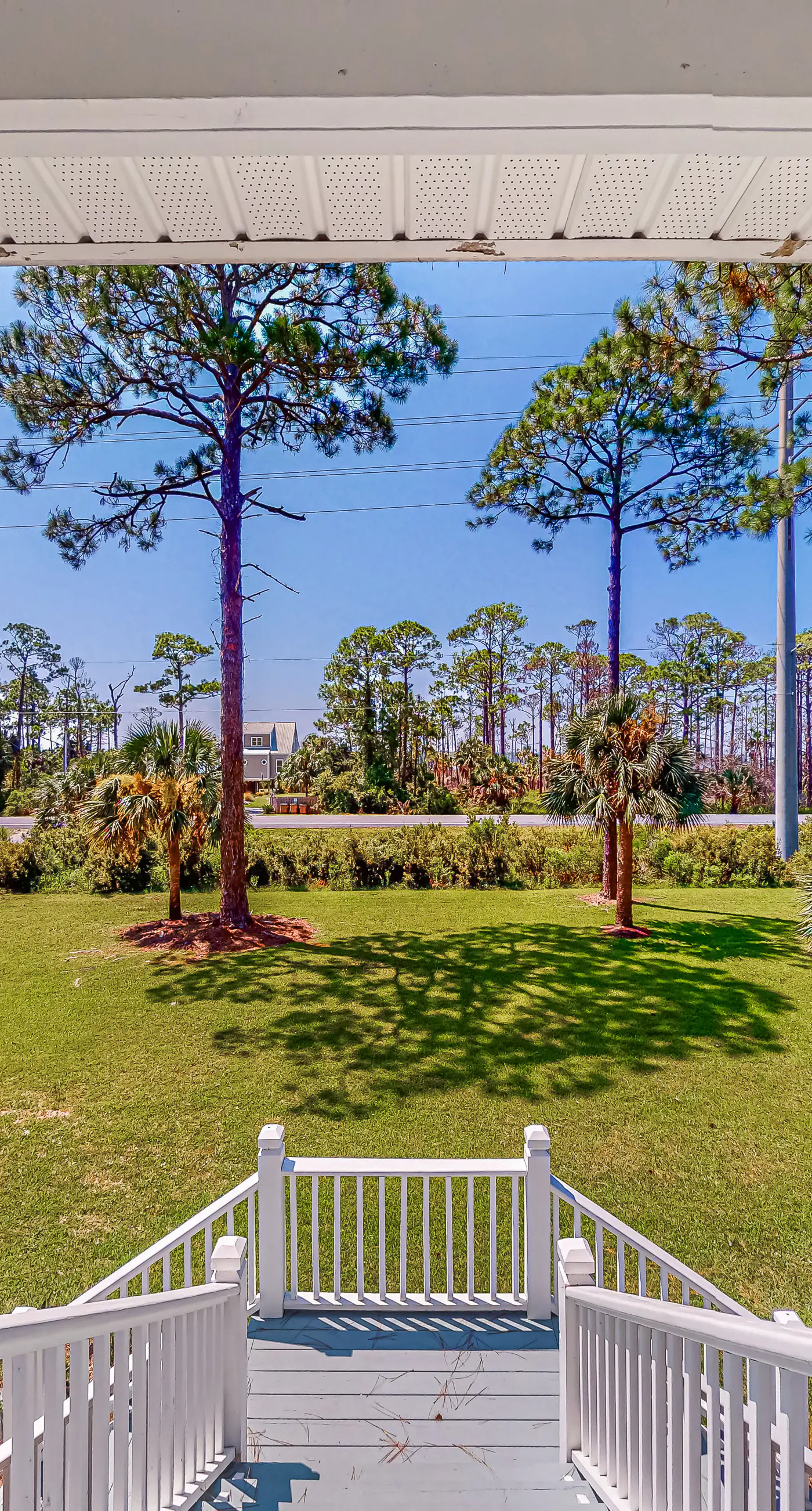 Inviting home near the beach with large decks & charming interior - dog-friendly