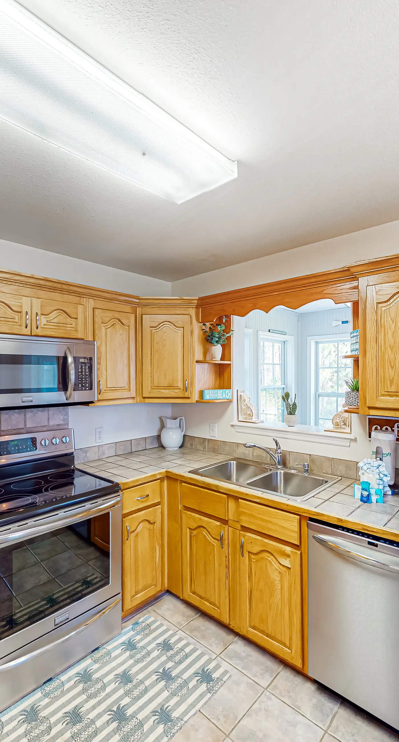 Inviting home near the beach with large decks & charming interior - dog-friendly