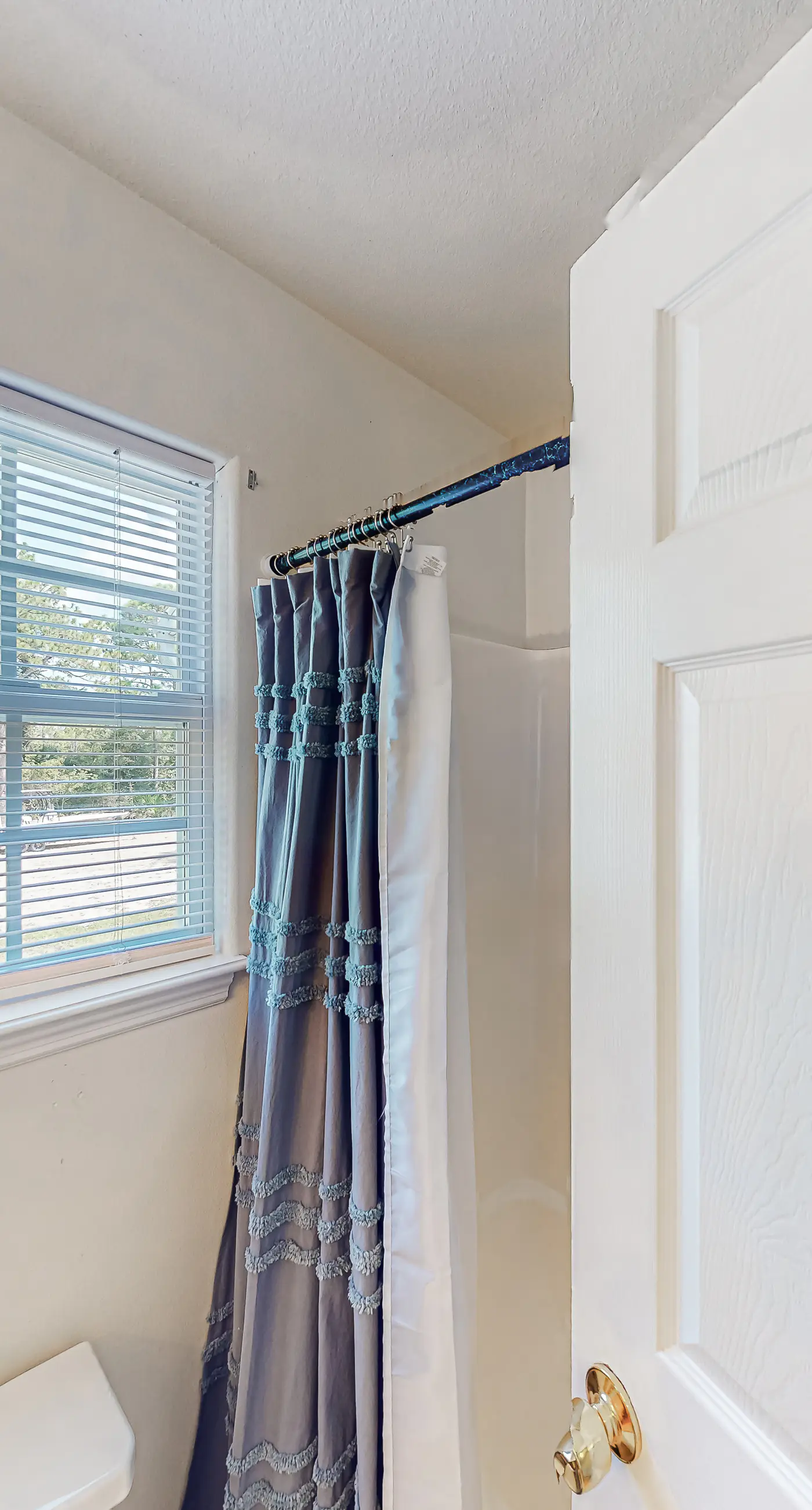 Inviting home near the beach with large decks & charming interior - dog-friendly