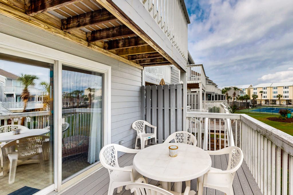 Gorgeous coastal home with shared pool and easy beach access