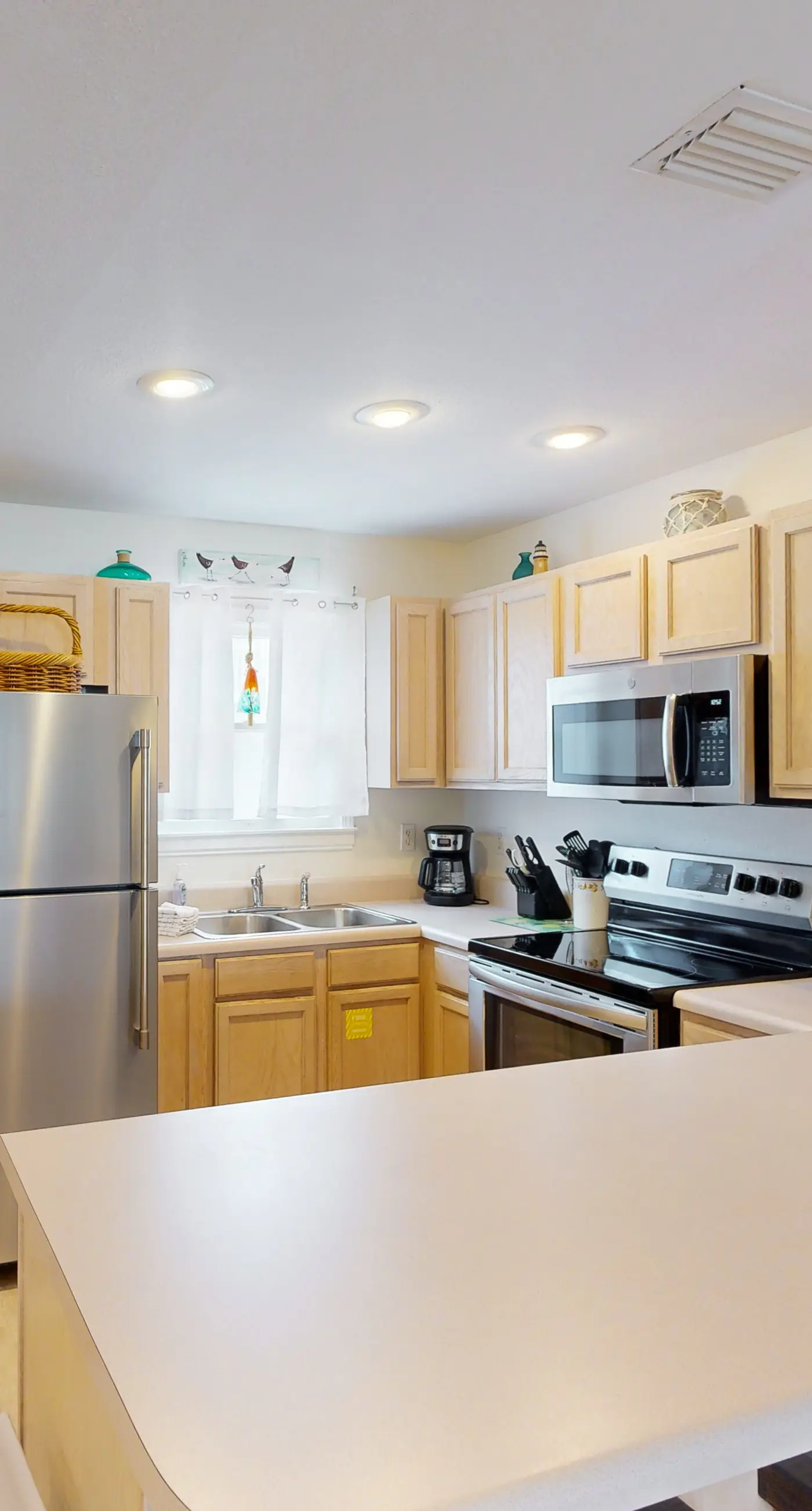Gorgeous coastal home with shared pool and easy beach access