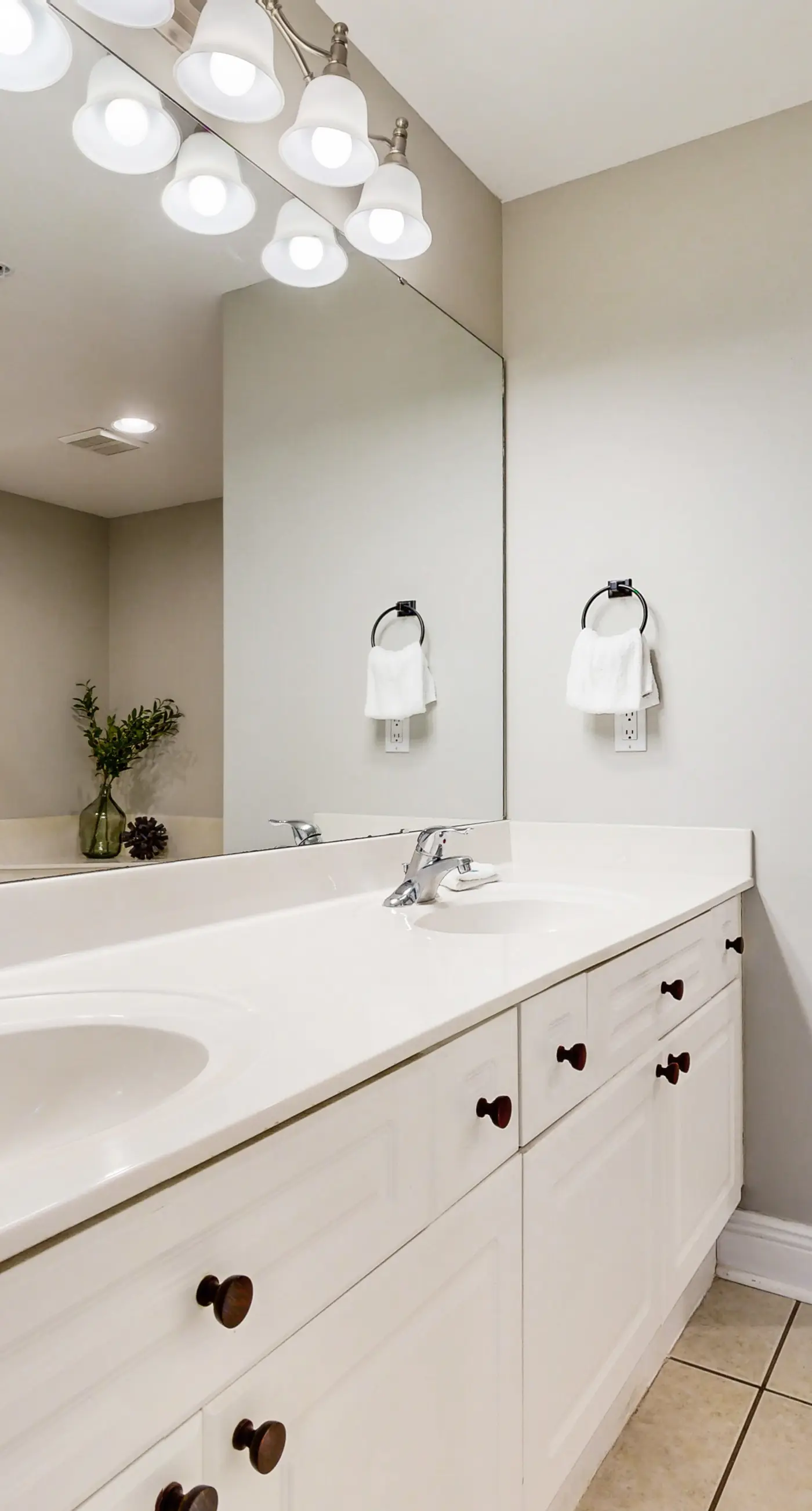 Gulf-front condo with washer/dryer, pools, hot tub, fitness room, & beach access