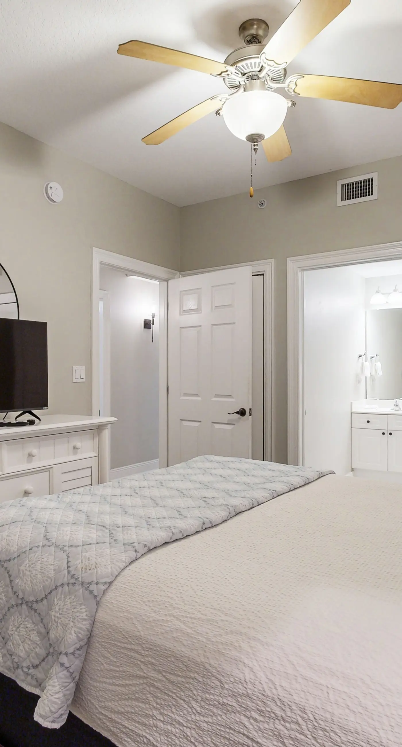 Gulf-front condo with washer/dryer, pools, hot tub, fitness room, & beach access