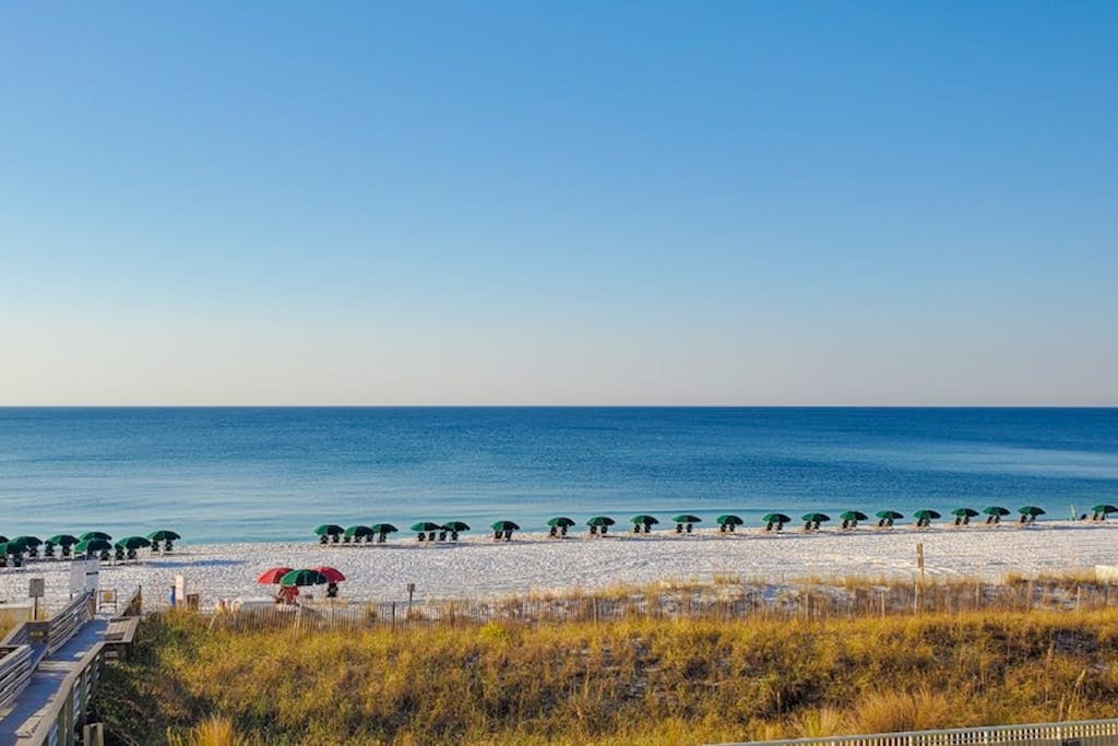 Beachfront 3rd Floor Condo w/Private Balcony, Shared Heated Pool, Beach Access