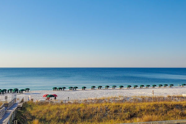 Beachfront 3rd Floor Condo w/Private Balcony, Shared Heated Pool, Beach Access