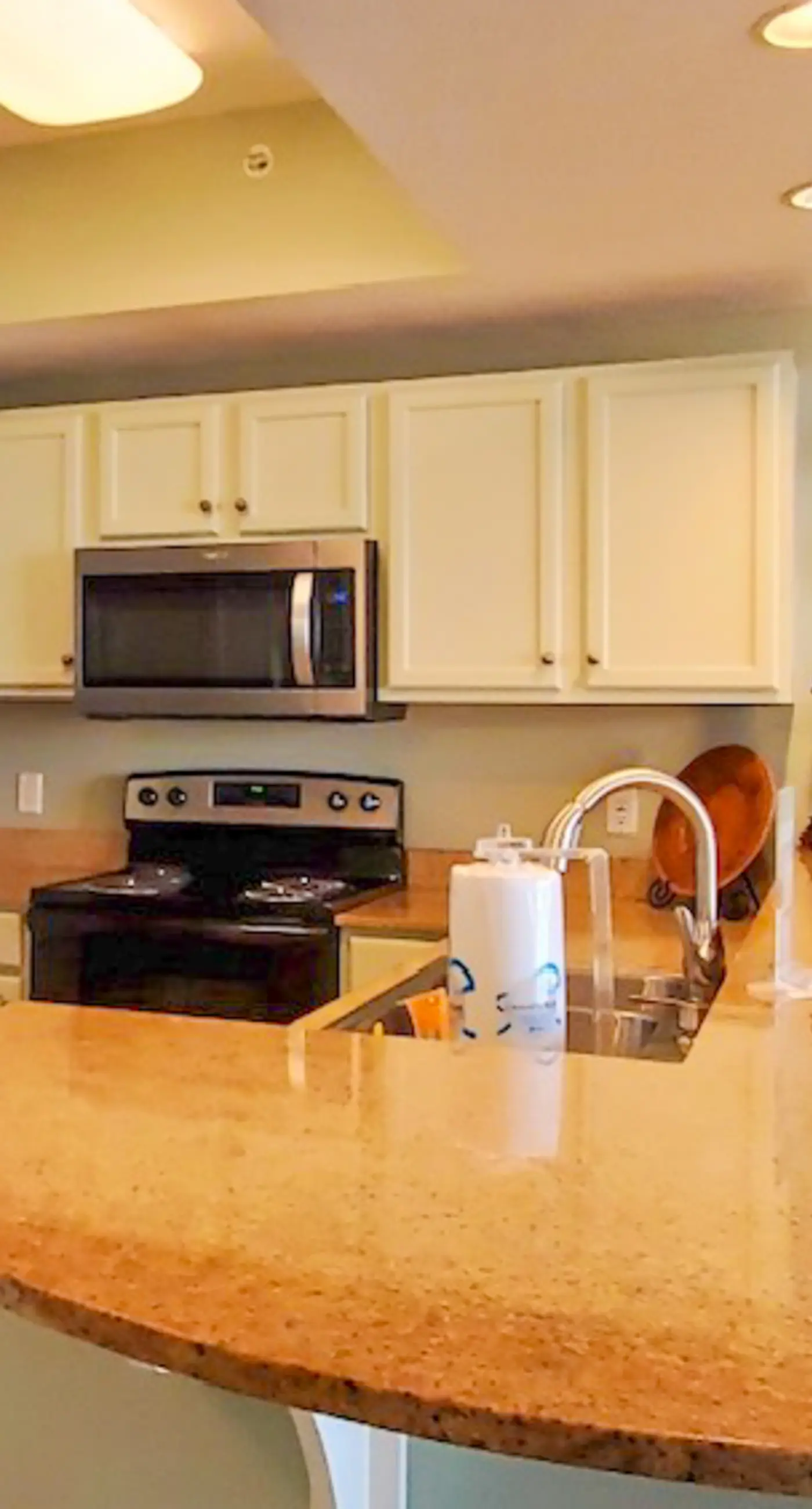 Beachfront 3rd Floor Condo w/Private Balcony, Shared Heated Pool, Beach Access