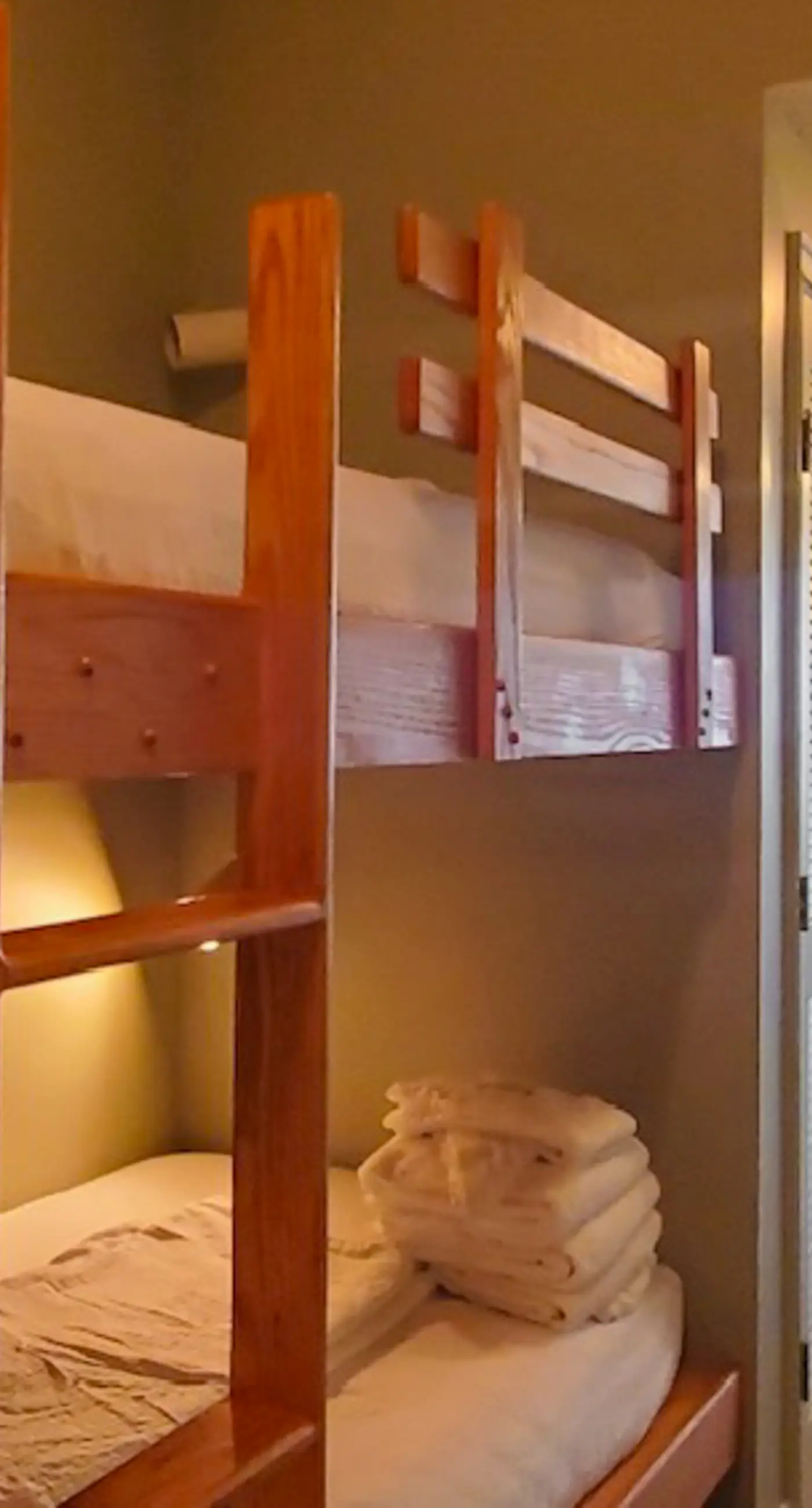 Beachfront 3rd Floor Condo w/Private Balcony, Shared Heated Pool, Beach Access