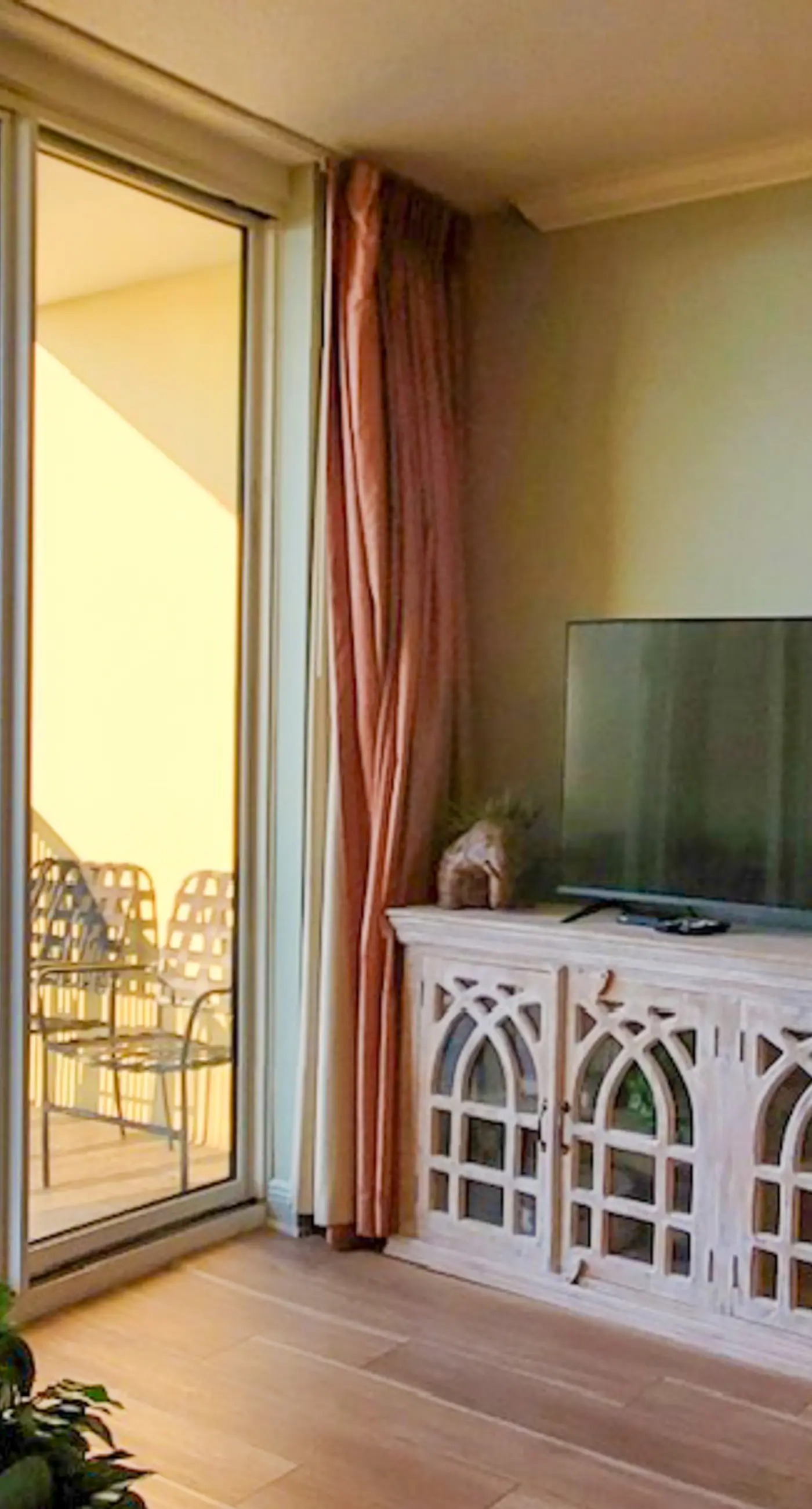 Beachfront 3rd Floor Condo w/Private Balcony, Shared Heated Pool, Beach Access