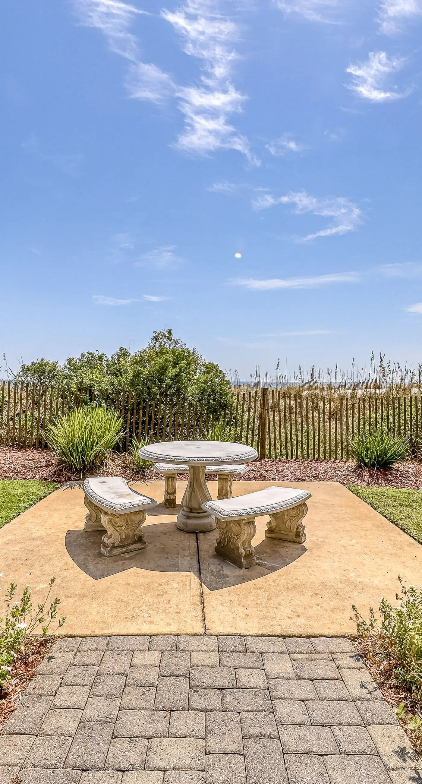 Beachfront 3rd Floor Condo w/Private Balcony, Shared Heated Pool, Beach Access