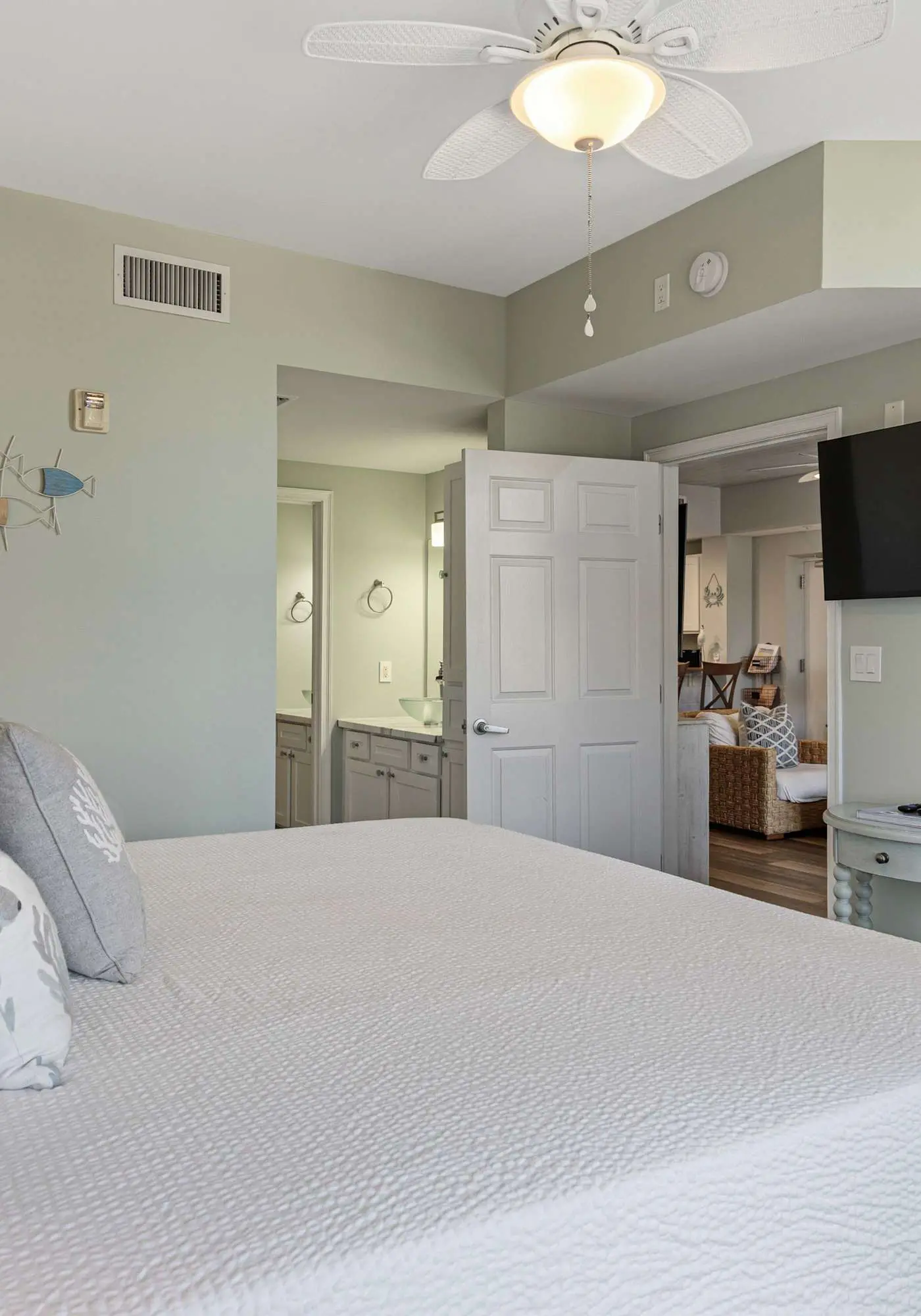 Fourth Floor Oceanfront Condo with Shared Pool, High-Speed WiFi, & Central AC