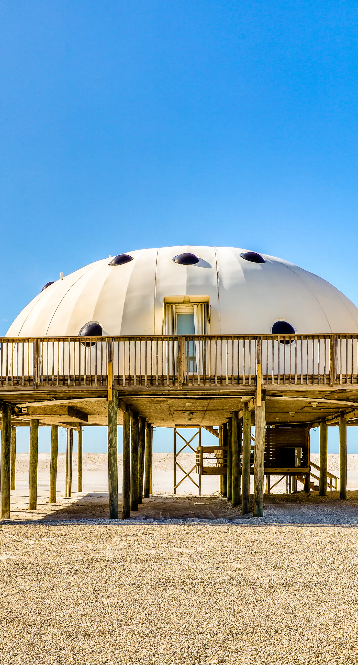 Unique waterfront home with wraparound deck and private grill - free WiFi