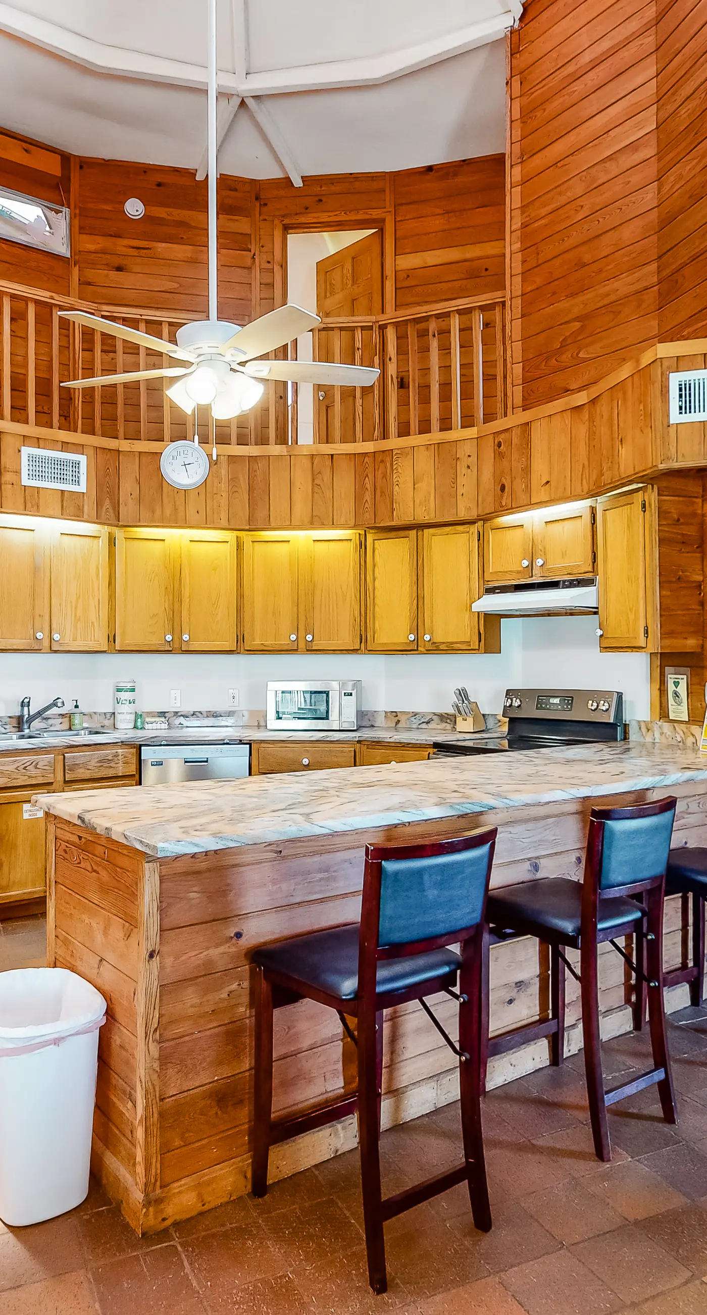 Unique waterfront home with wraparound deck and private grill - free WiFi