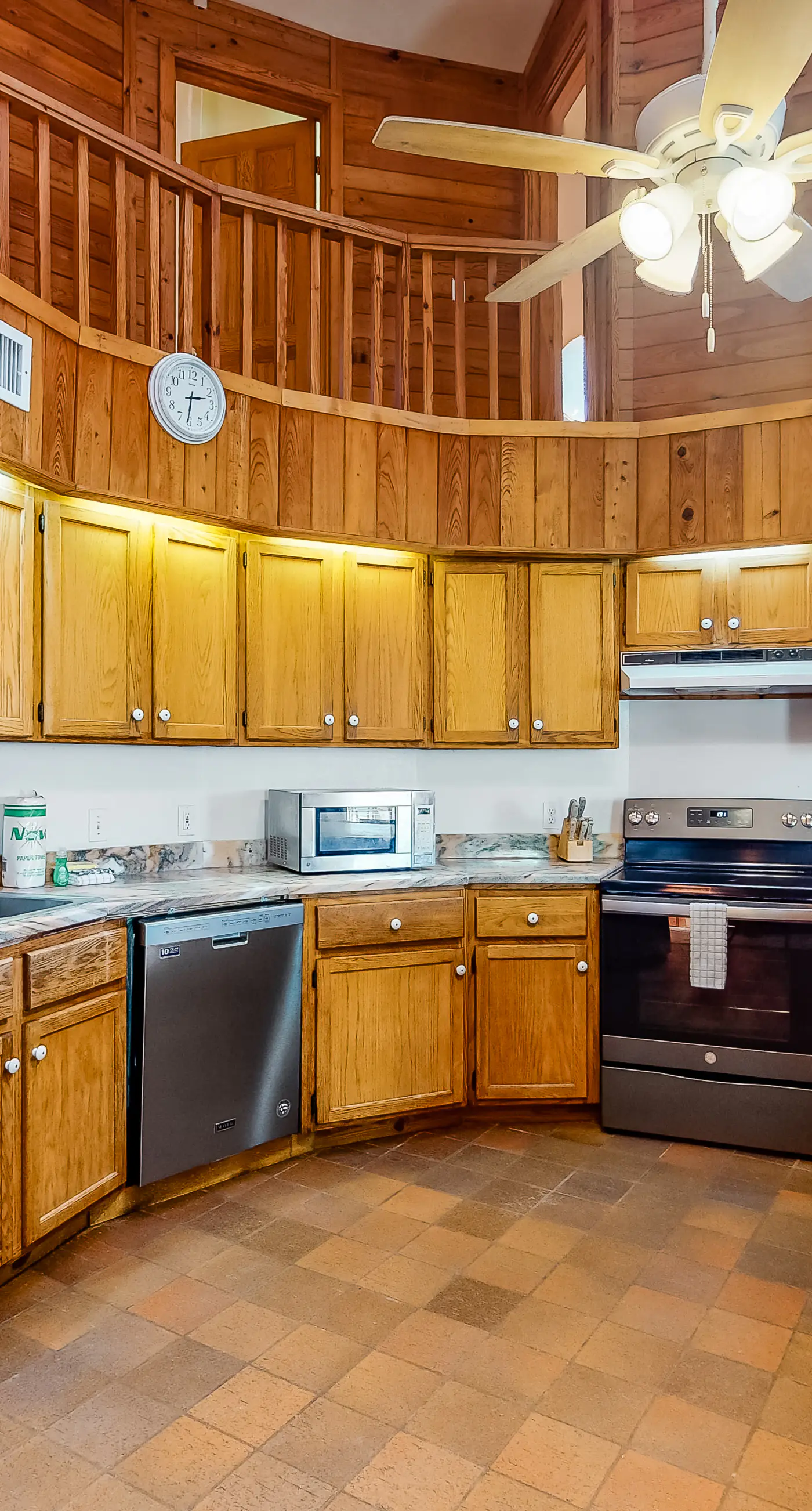 Unique waterfront home with wraparound deck and private grill - free WiFi