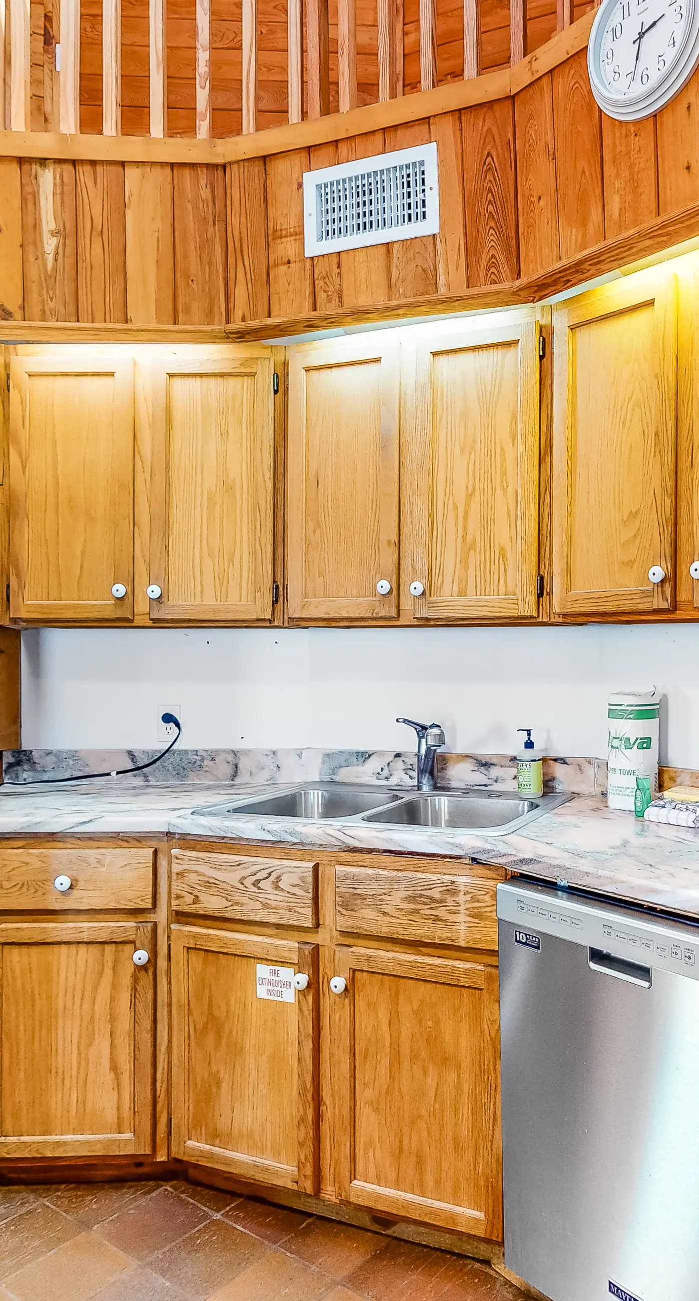 Unique waterfront home with wraparound deck and private grill - free WiFi