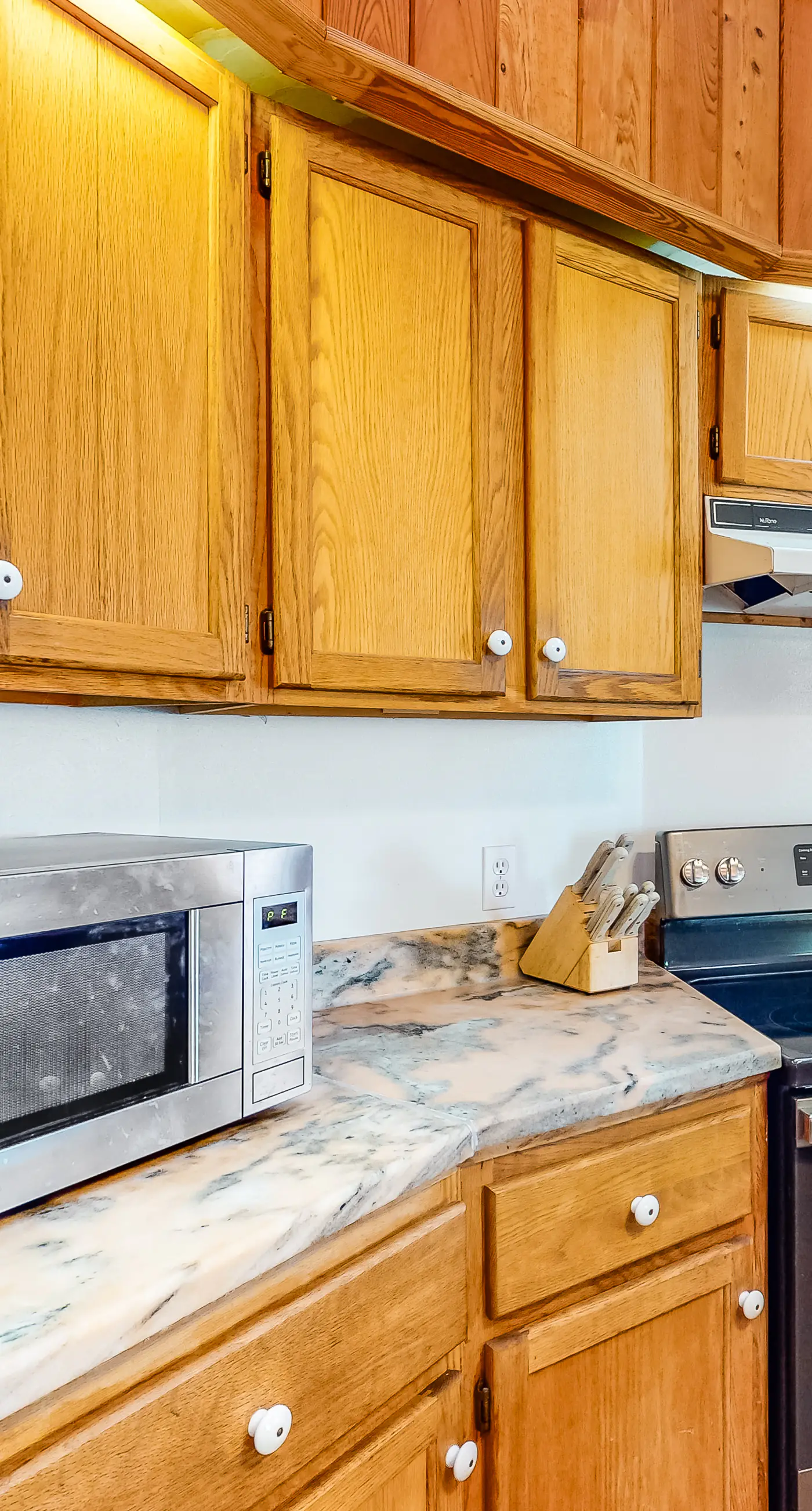 Unique waterfront home with wraparound deck and private grill - free WiFi