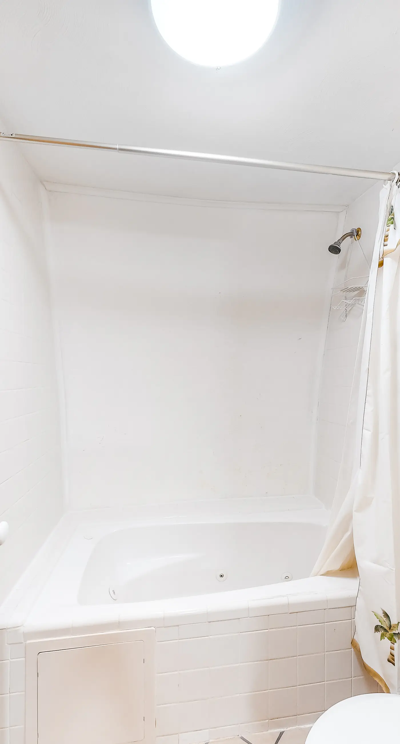 Unique waterfront home with wraparound deck and private grill - free WiFi