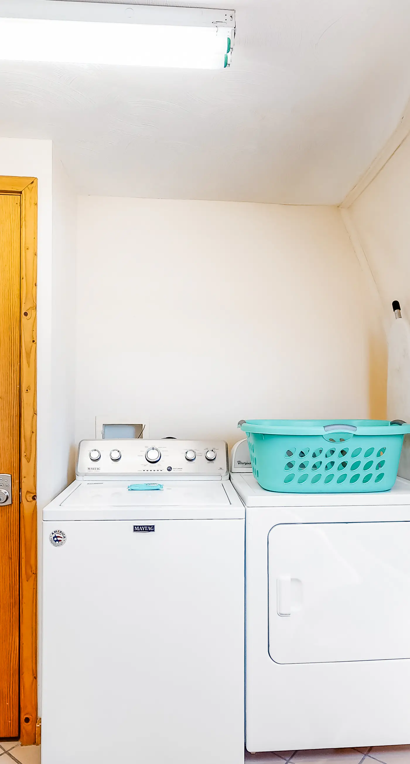 Unique waterfront home with wraparound deck and private grill - free WiFi