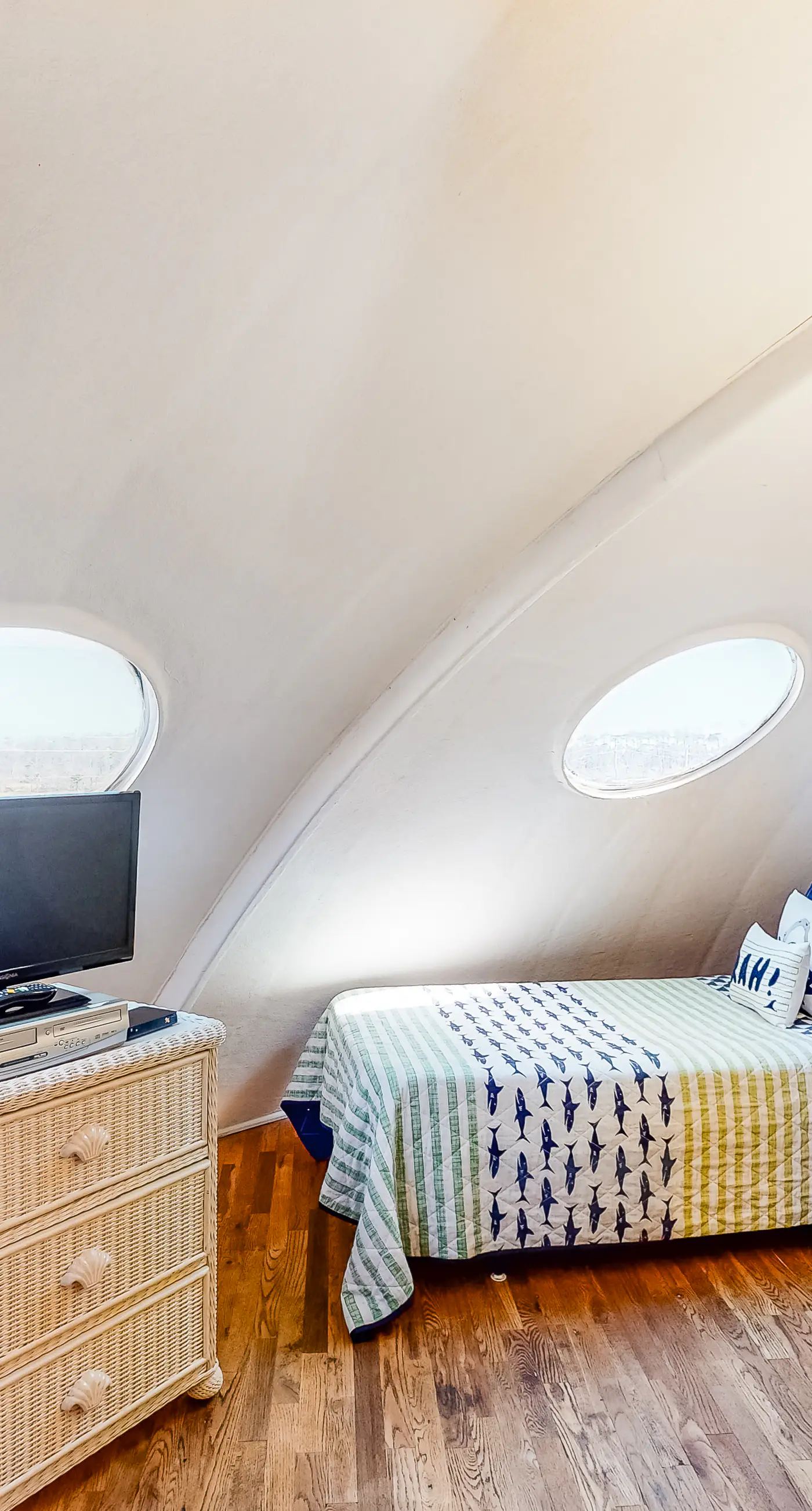 Unique waterfront home with wraparound deck and private grill - free WiFi