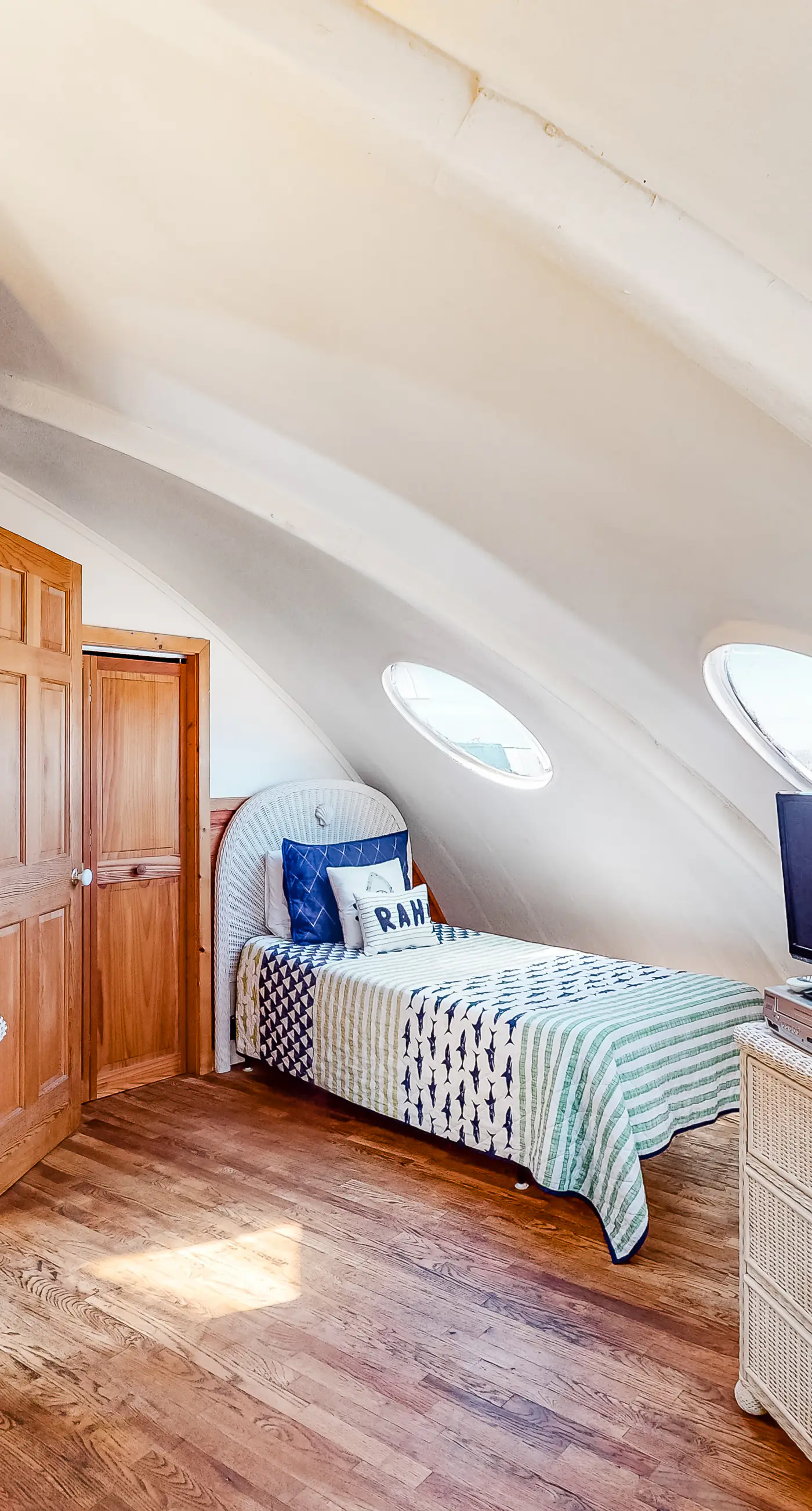 Unique waterfront home with wraparound deck and private grill - free WiFi