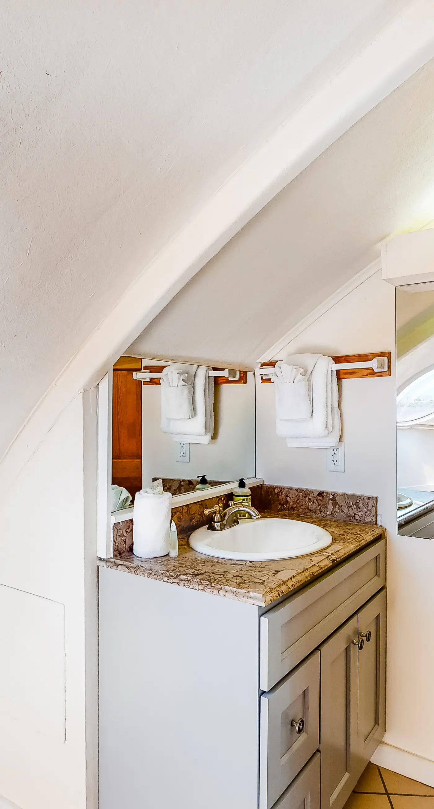 Unique waterfront home with wraparound deck and private grill - free WiFi