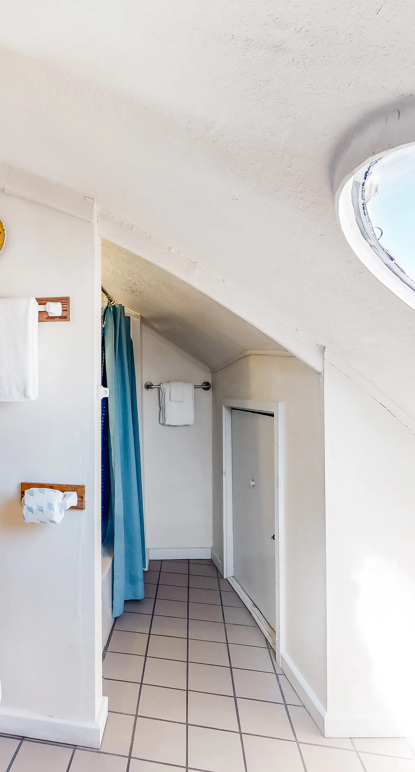 Unique waterfront home with wraparound deck and private grill - free WiFi