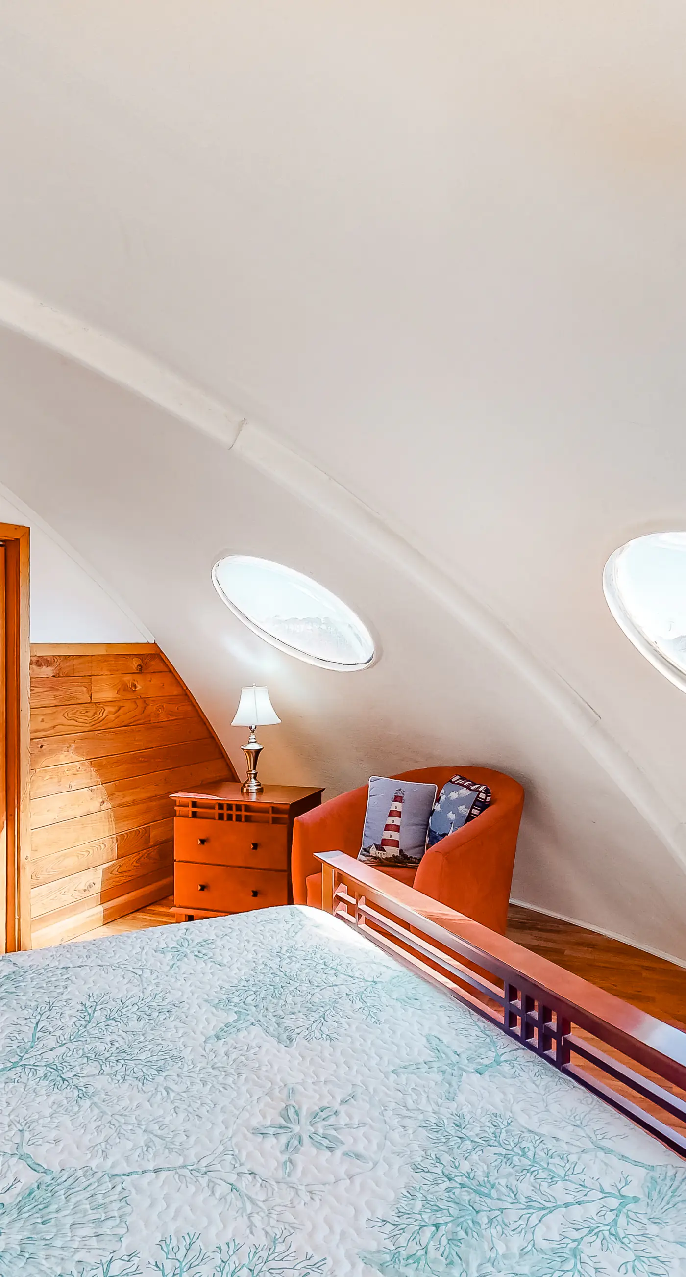 Unique waterfront home with wraparound deck and private grill - free WiFi