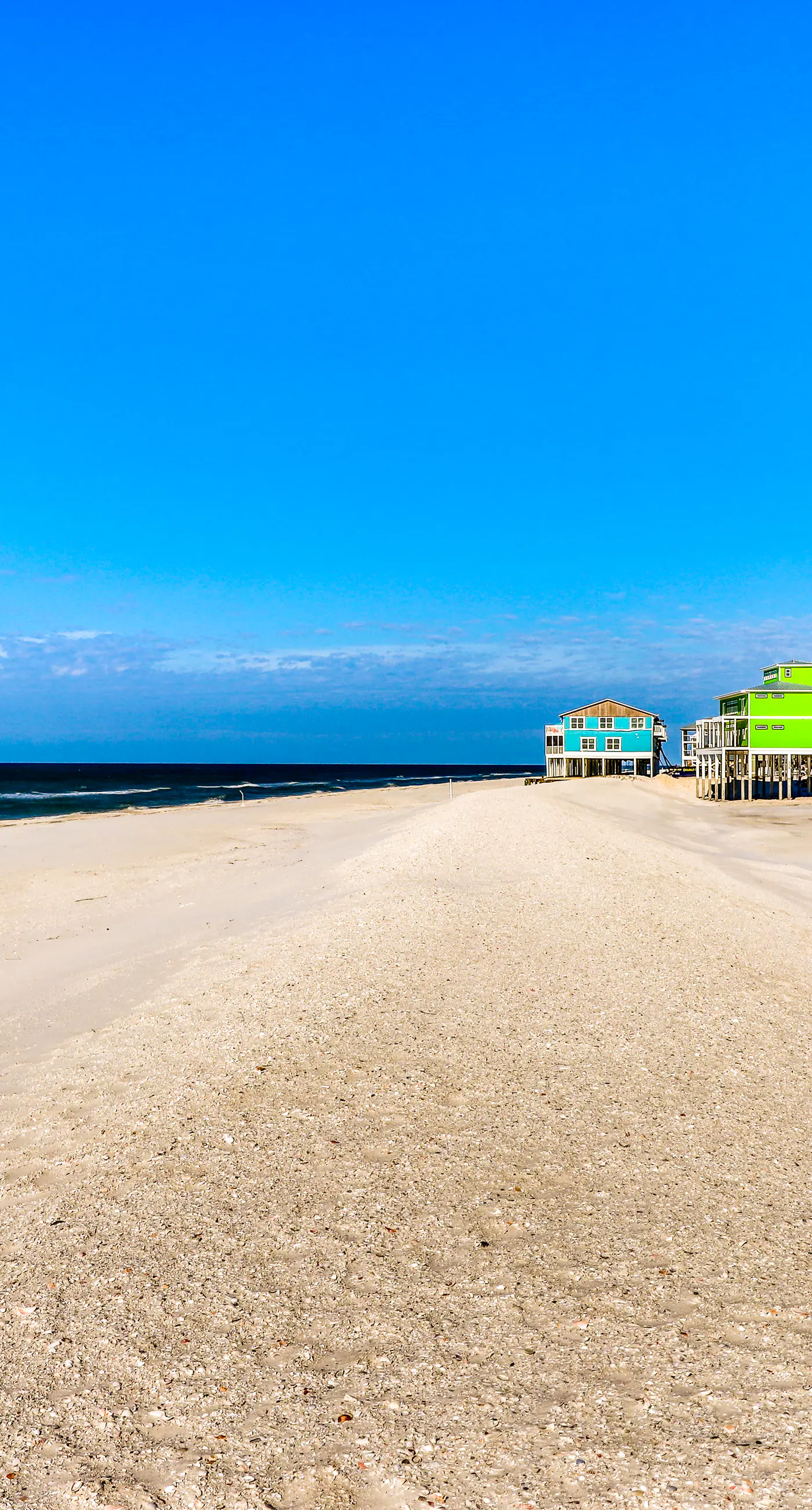 Unique waterfront home with wraparound deck and private grill - free WiFi