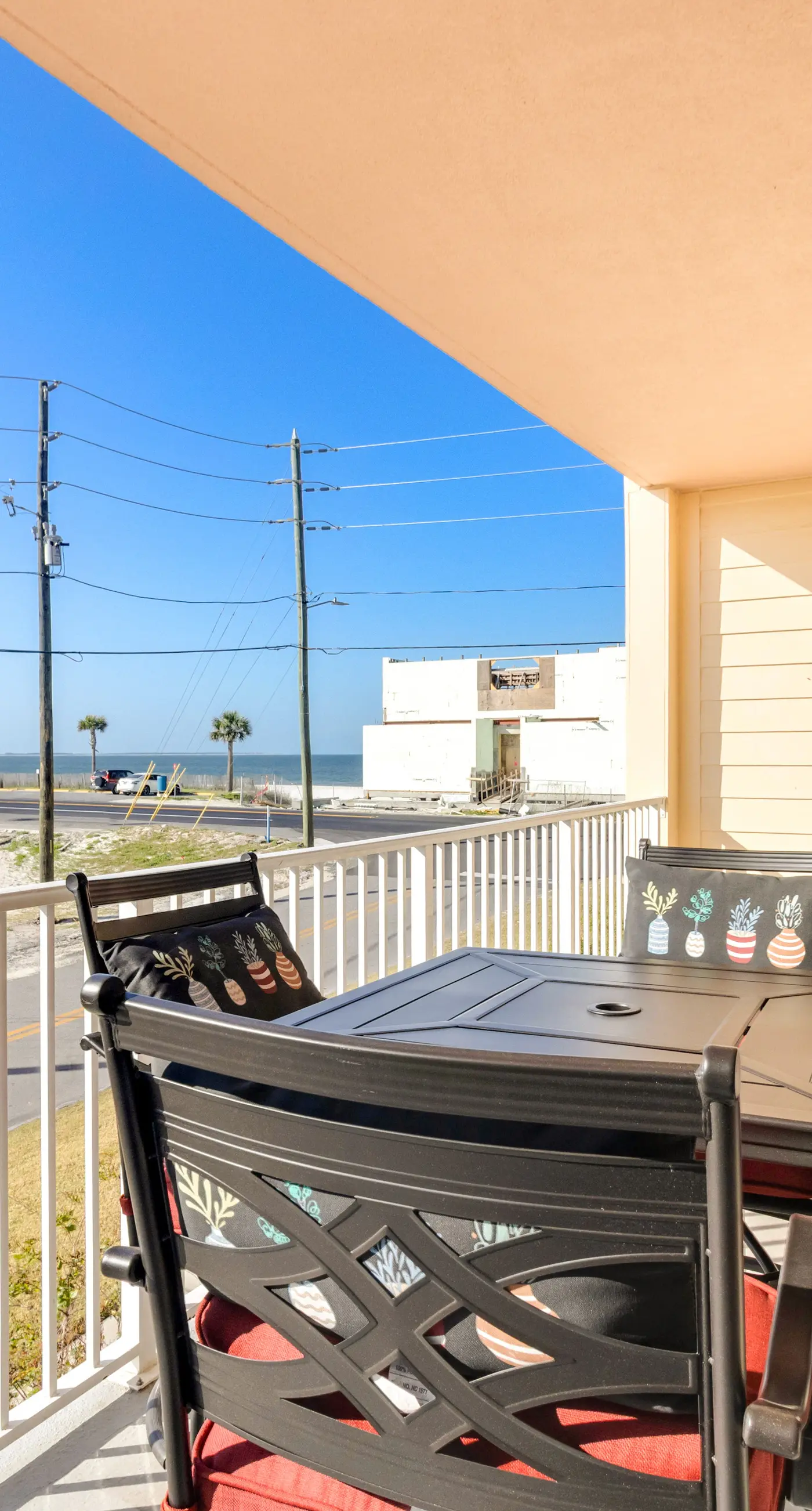 Beautiful Condo with Hot Tub & Pool - Walk to Beach, Snowbirds Welcome