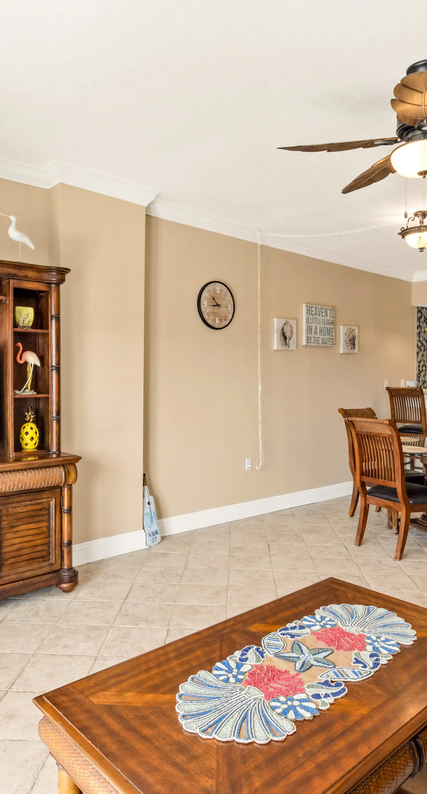 Beautiful Condo with Hot Tub & Pool - Walk to Beach, Snowbirds Welcome