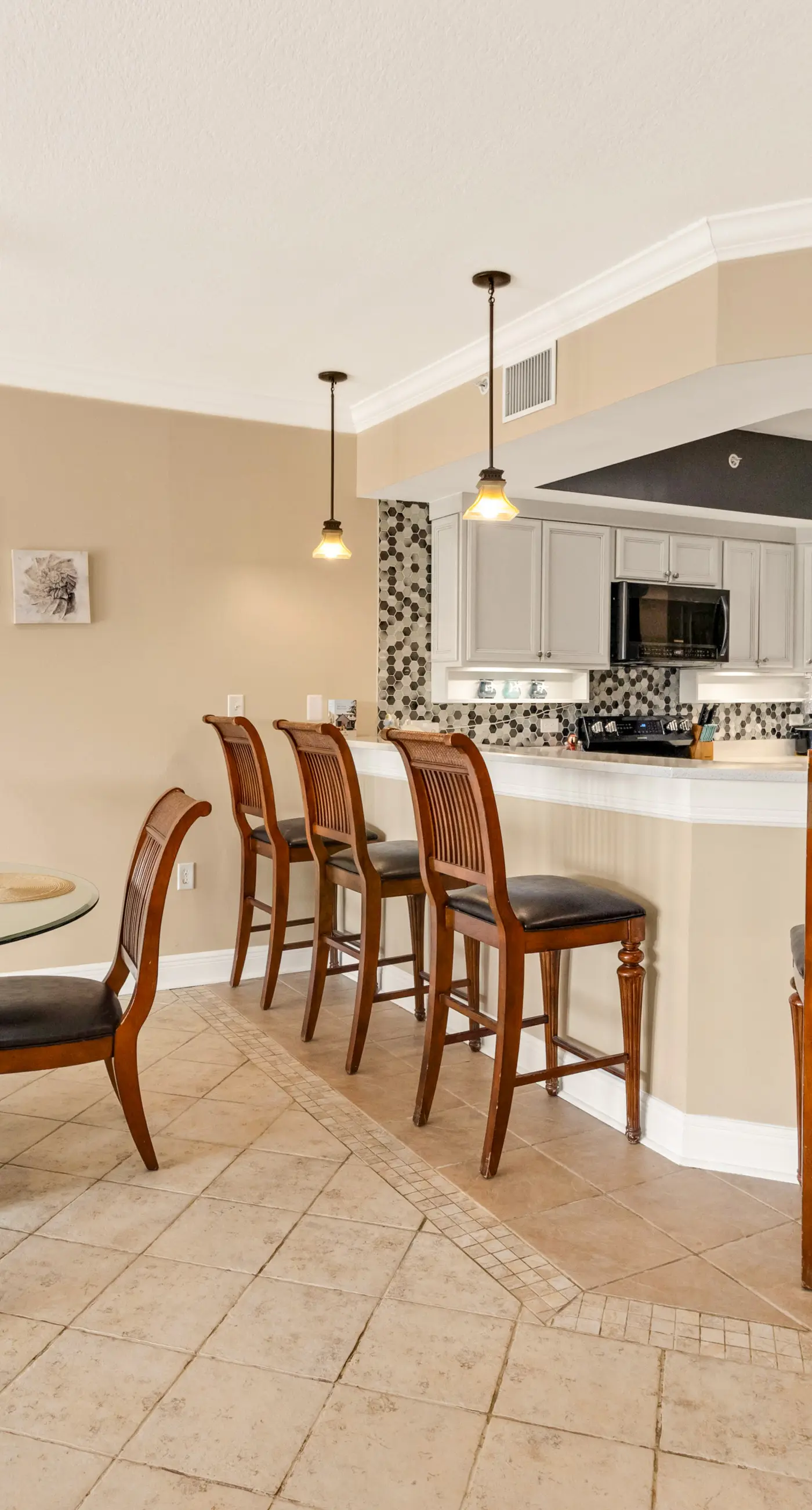Beautiful Condo with Hot Tub & Pool - Walk to Beach, Snowbirds Welcome