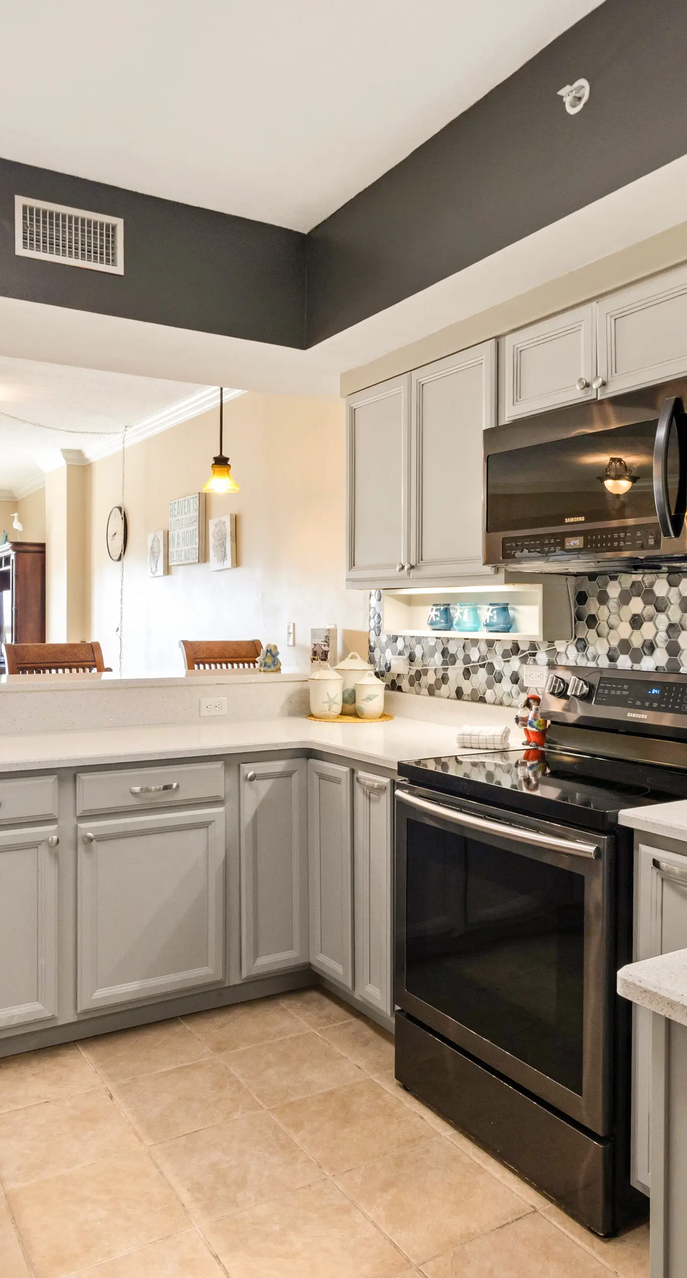 Beautiful Condo with Hot Tub & Pool - Walk to Beach, Snowbirds Welcome